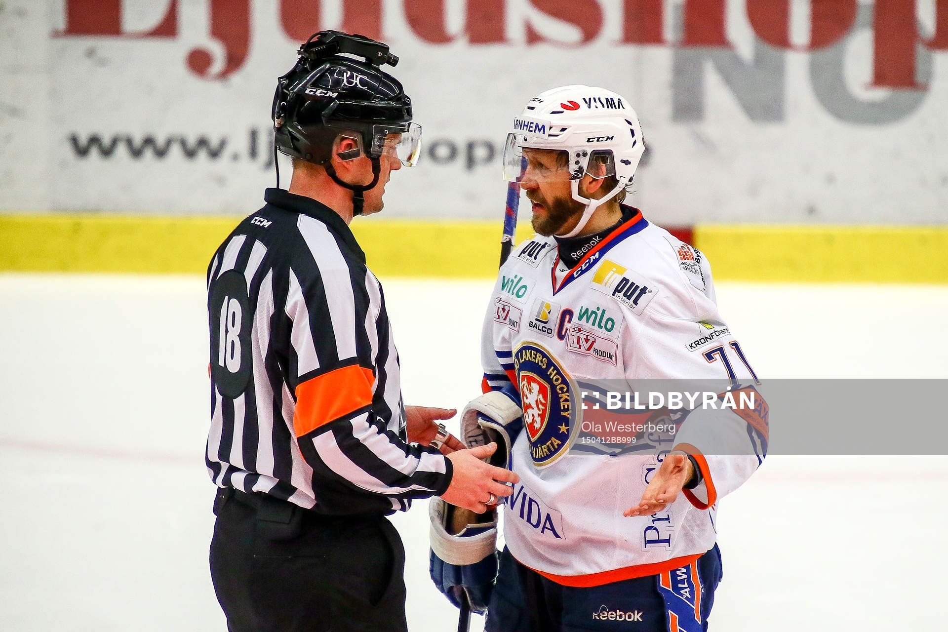 Växjös Tomi Kallio pratar med domaren Mikael NOrd