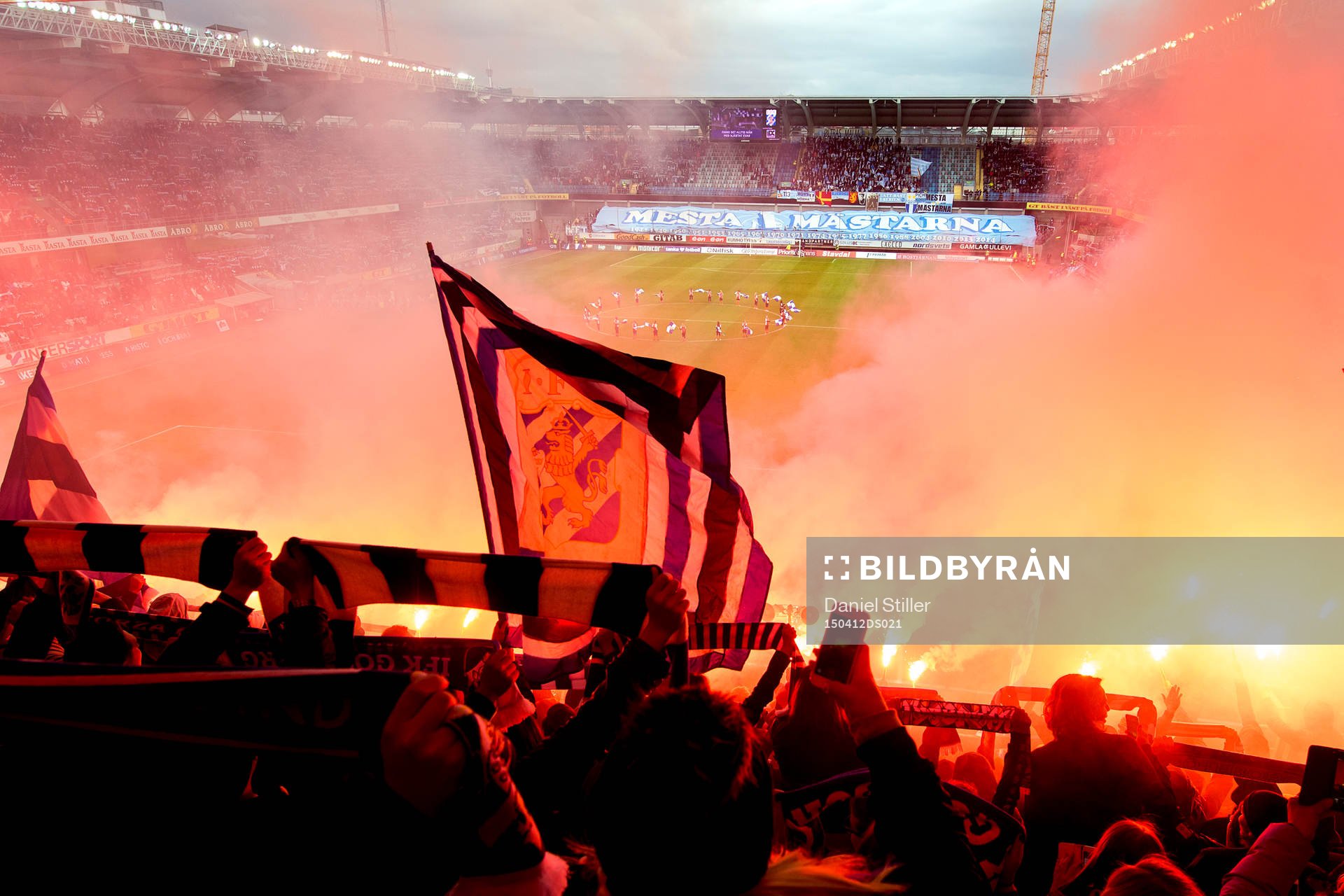 IFK Göteborgs hejarklack bränner bengaler innan