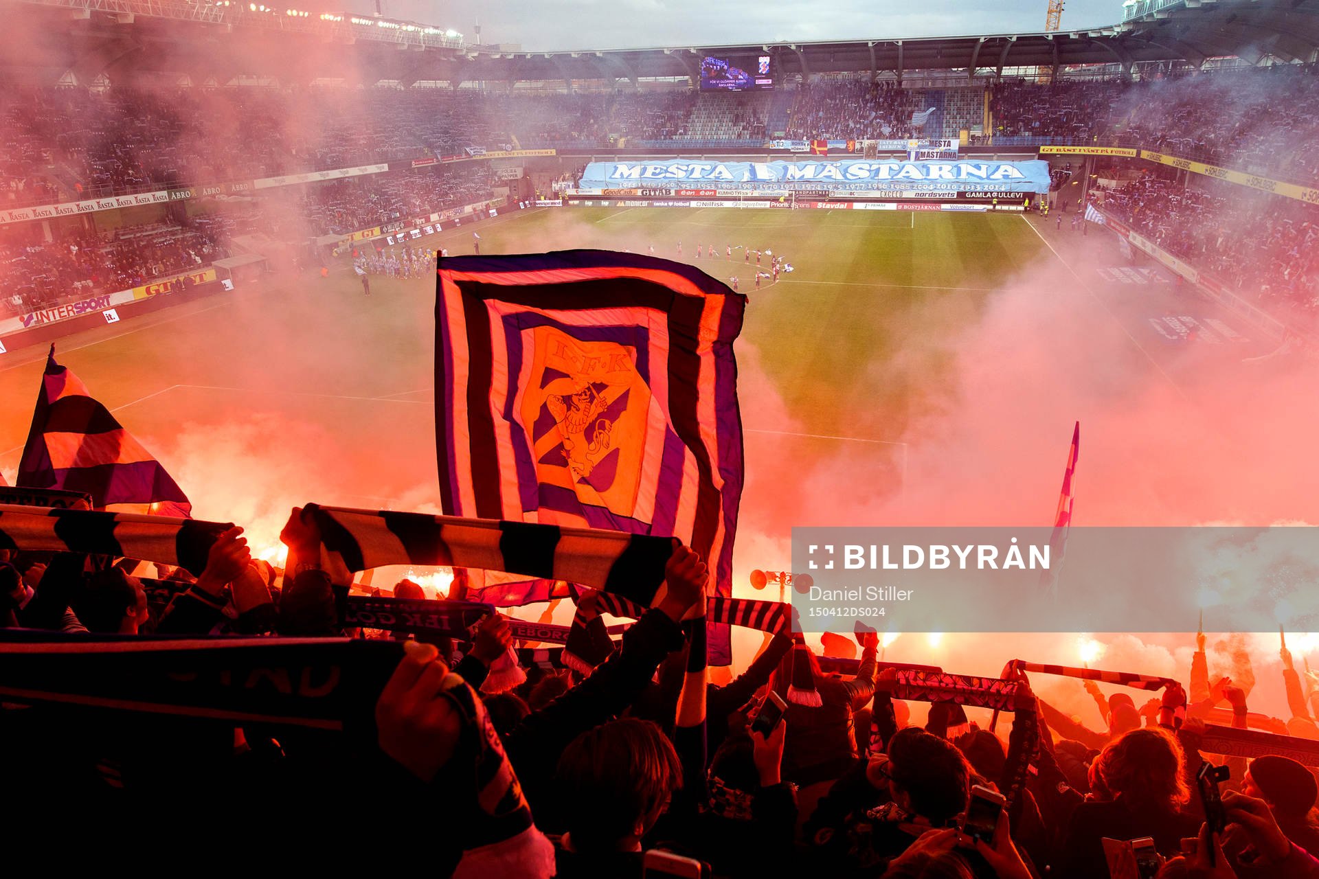 IFK Göteborgs hejarklack bränner bengaler innan