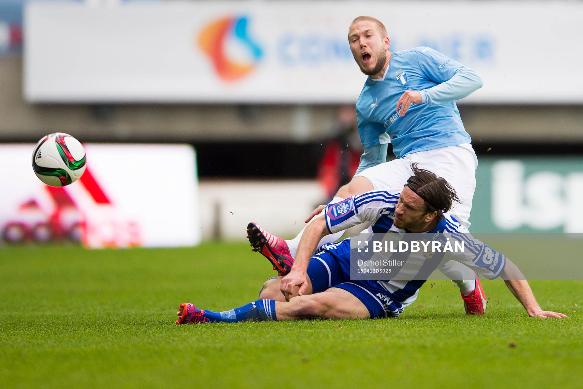 Malmö FFs Anton Tinnerholm får en tackling av IFK
