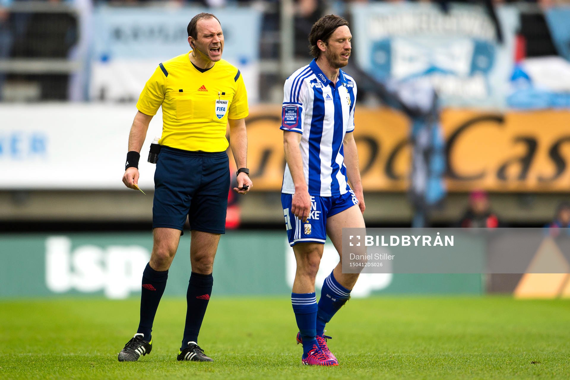 Domare Jonas Eriksson skäller på IFK Göteborgs Gustav