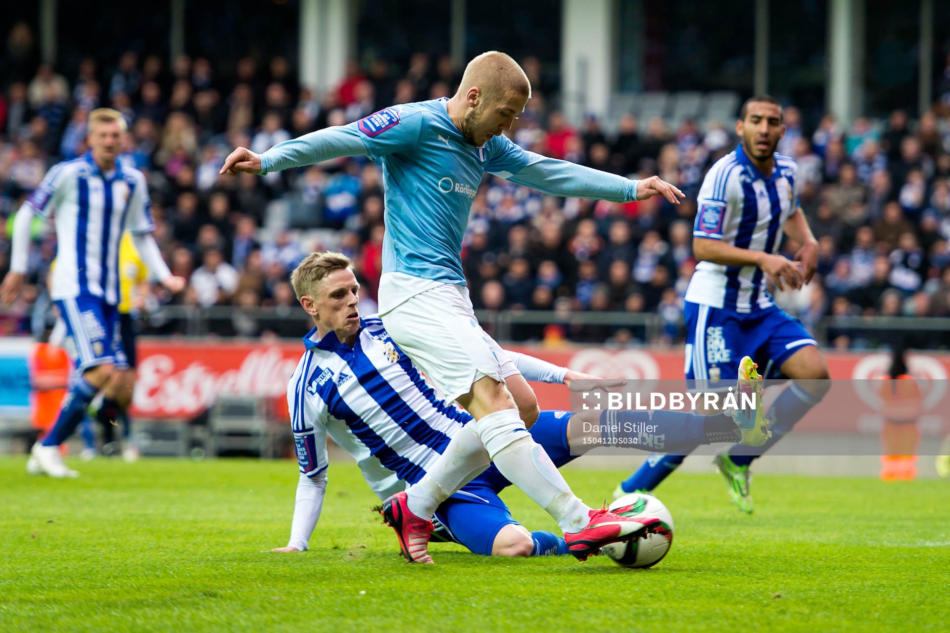 Malmö FFs Anton Tinnerholm i kamp med IFK Göteborgs Sören Rieks under fotbollsmatchen i Allsvenskan mellan IFK Göteborg och Malmö FF den 12 april 2015 i Göteborg.