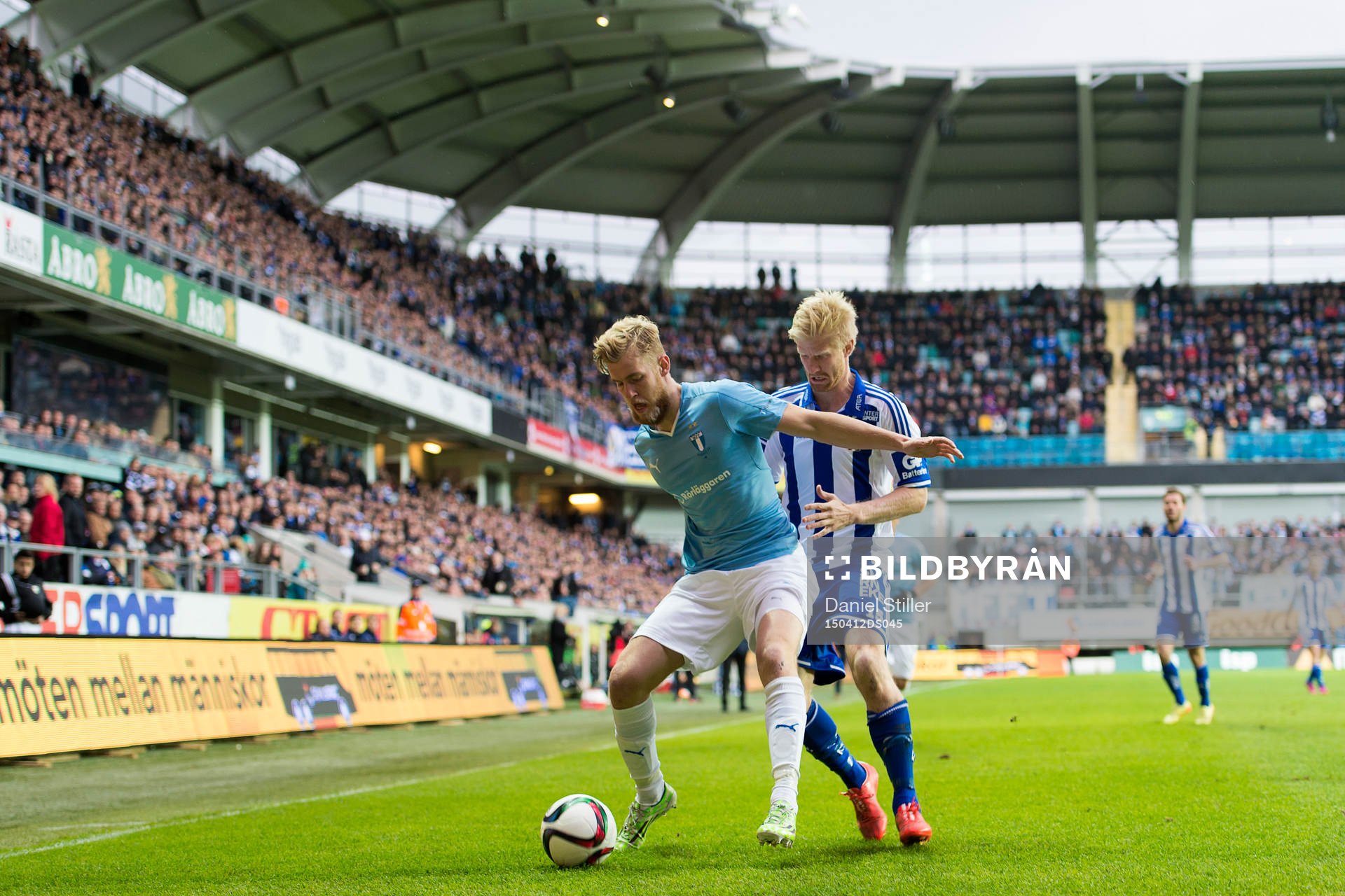 Malmö FFs Filip Helander håller undan bollen från IFK