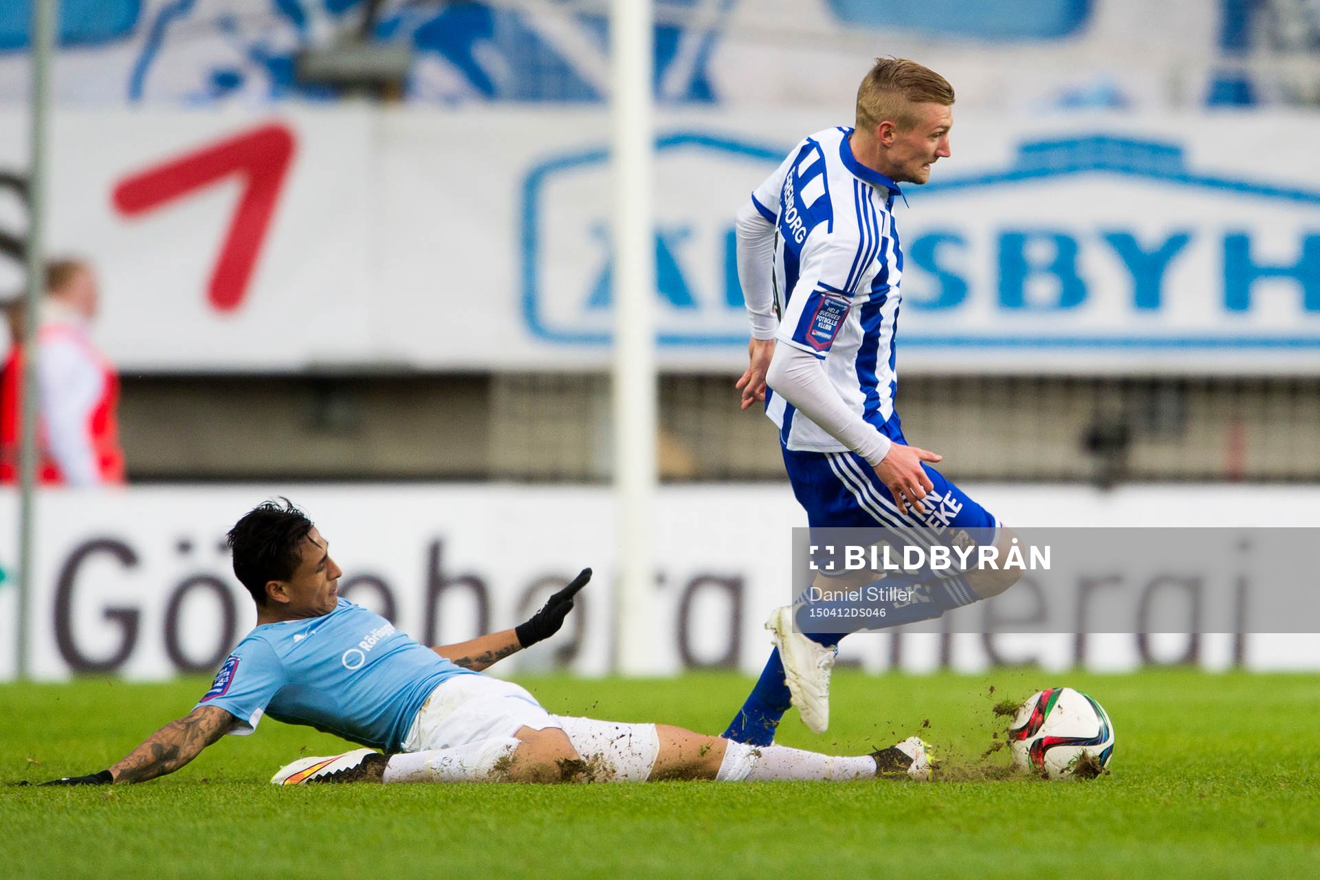 Malmö FFs Victor Yoshimar Yotun Flores försöker sno
