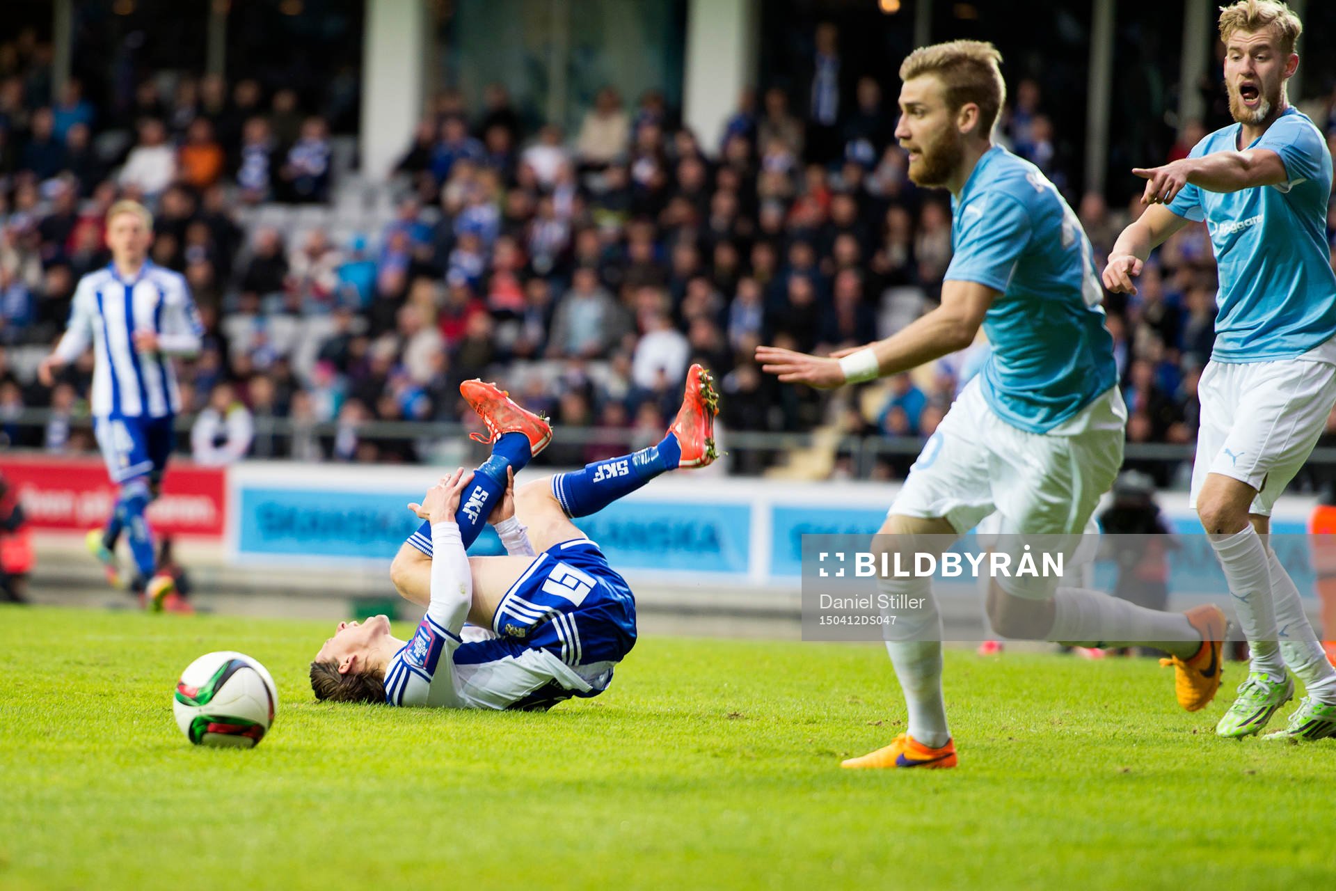 IFK Göteborgs Lasse Vibe ligger skadad under fotbollsmatchen i Allsvenskan mellan IFK Göteborg och Malmö FF den 12 april 2015 i Göteborg.