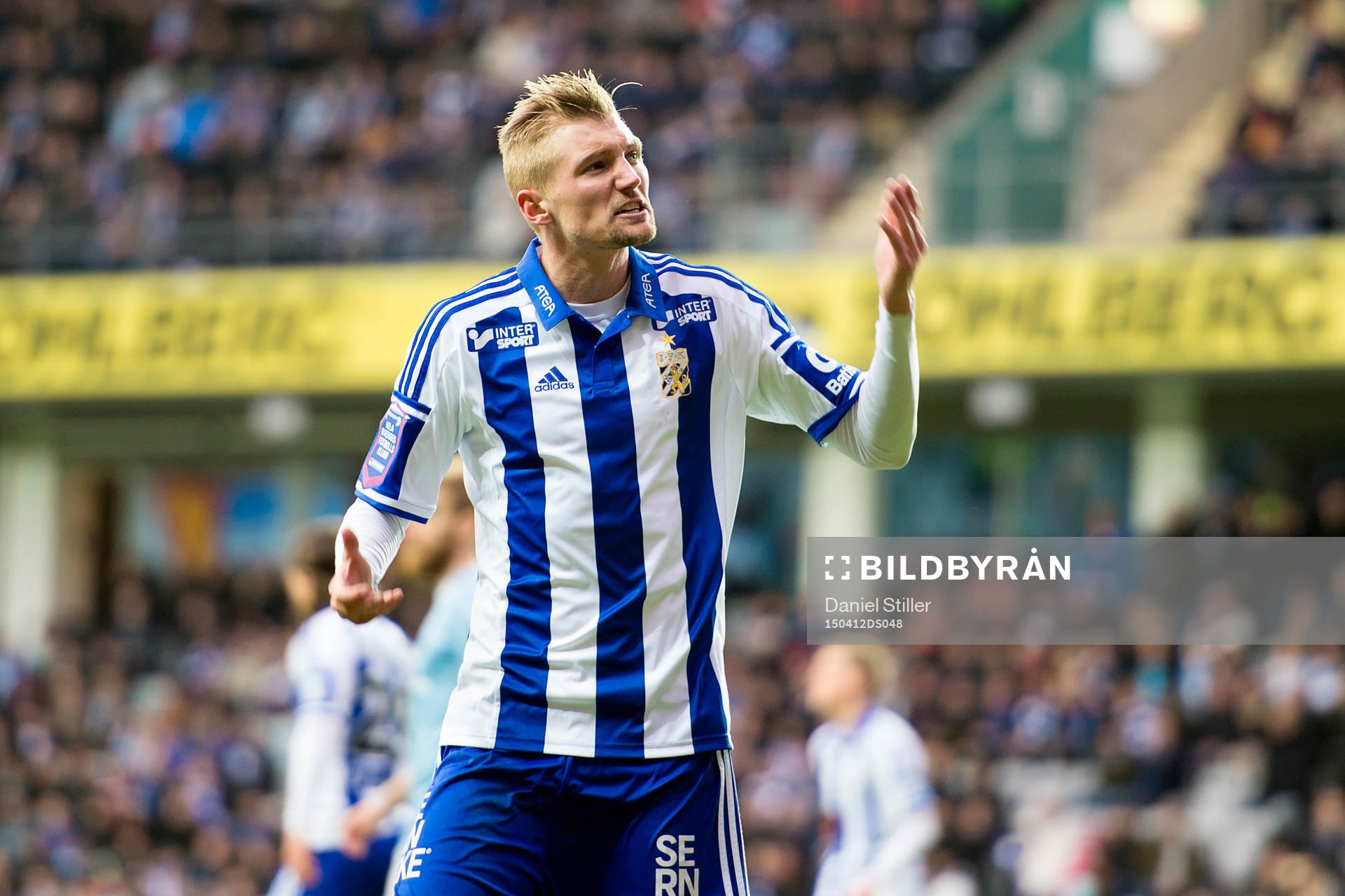 IFK Göteborgs Sebastian Eriksson manar på publiken under fotbollsmatchen i Allsvenskan mellan IFK Göteborg och Malmö FF den 12 april 2015 i Göteborg.