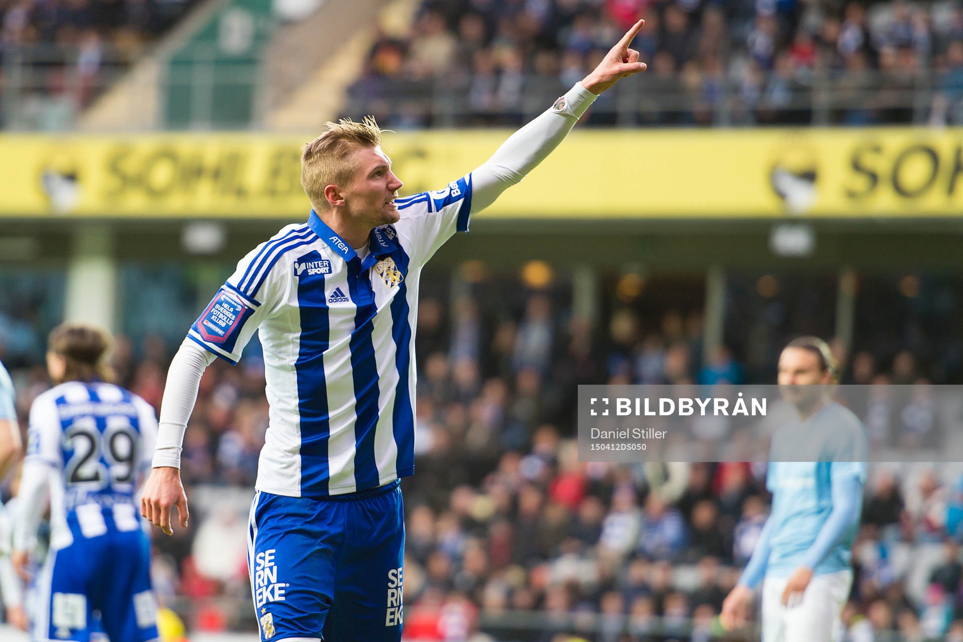 IFK Göteborgs Sebastian Eriksson manar på publiken