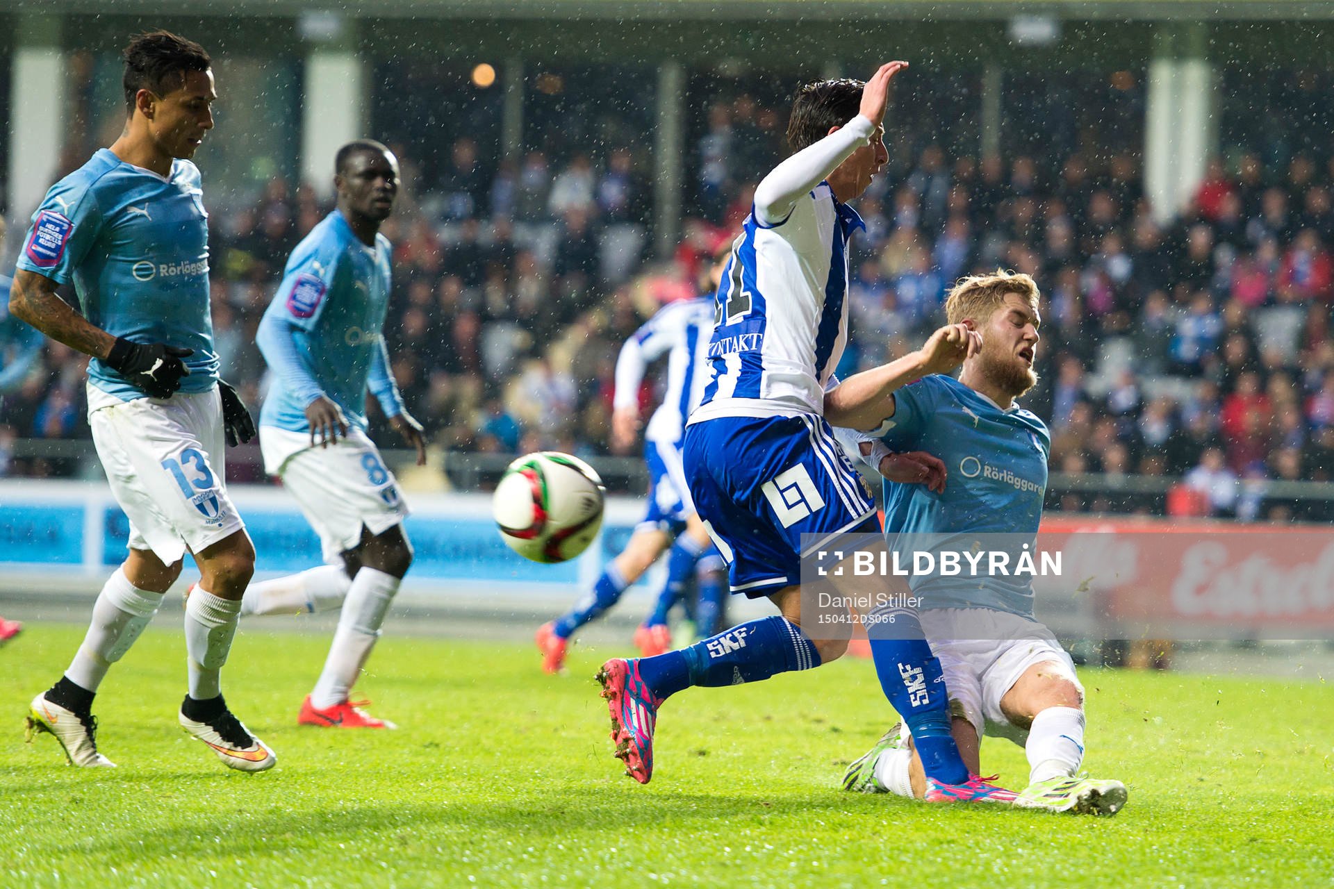 Malmö FFs Filip Helander bryter bollen framför IFK