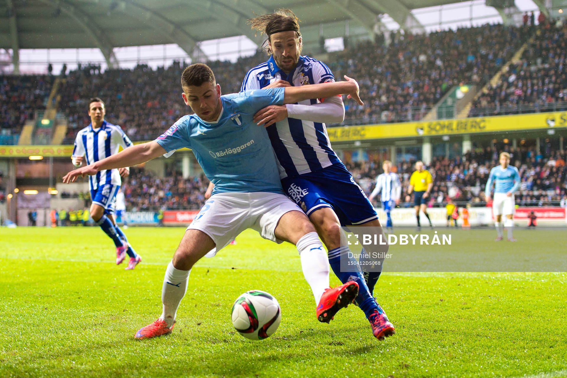 Malmö FFs Erdal Rakip i kamp med IFK Göteborgs Mattias Bjärsmyr under fotbollsmatchen i Allsvenskan mellan IFK Göteborg och Malmö FF den 12 april 2015 i Göteborg.