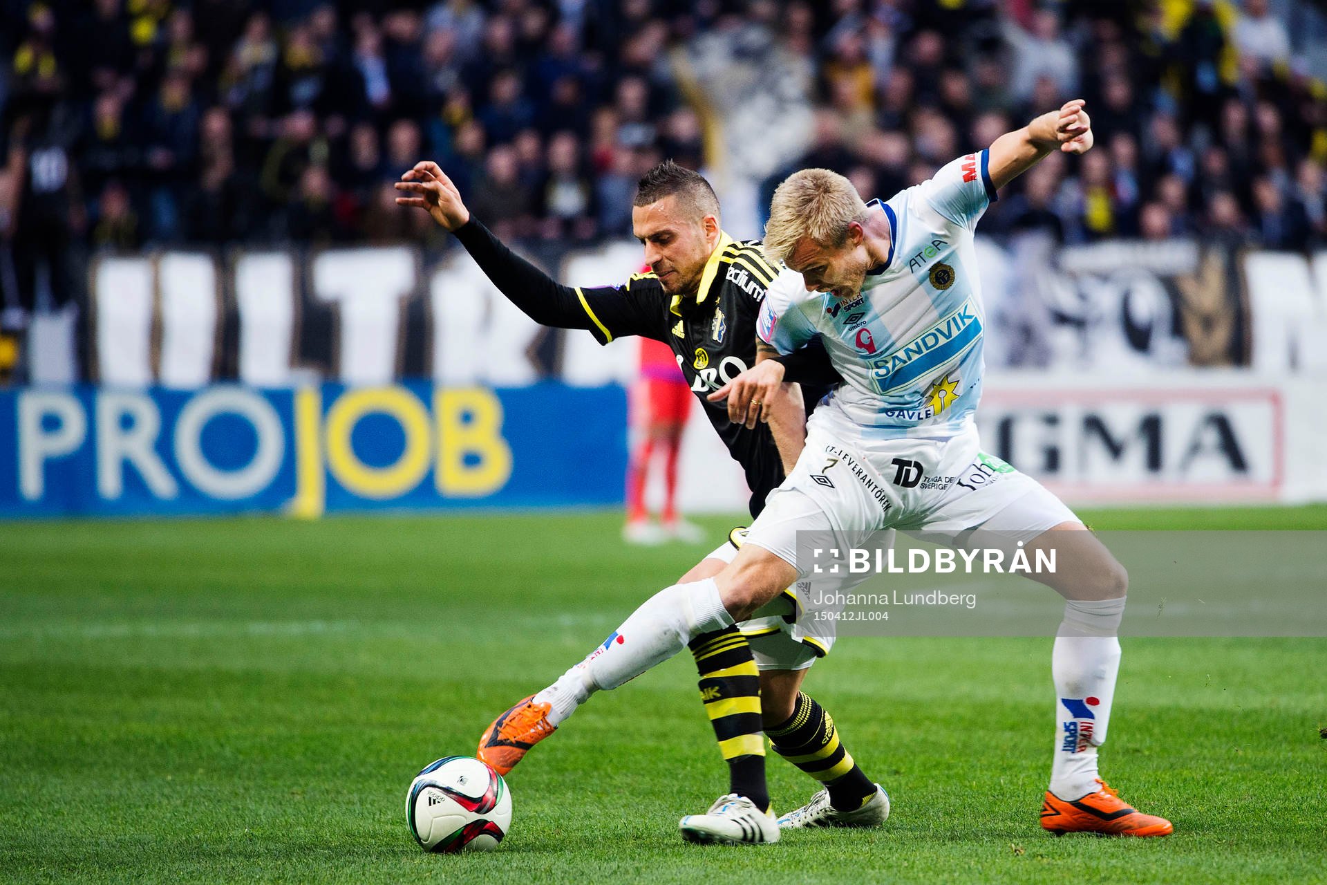  AIK:s Panajotis Dimitriadis och Gefles Robin Nilsson under fotbollsmatchen i Allsvenskan mellan AIK och Gefle den 12 april 2015 i Stockholm.