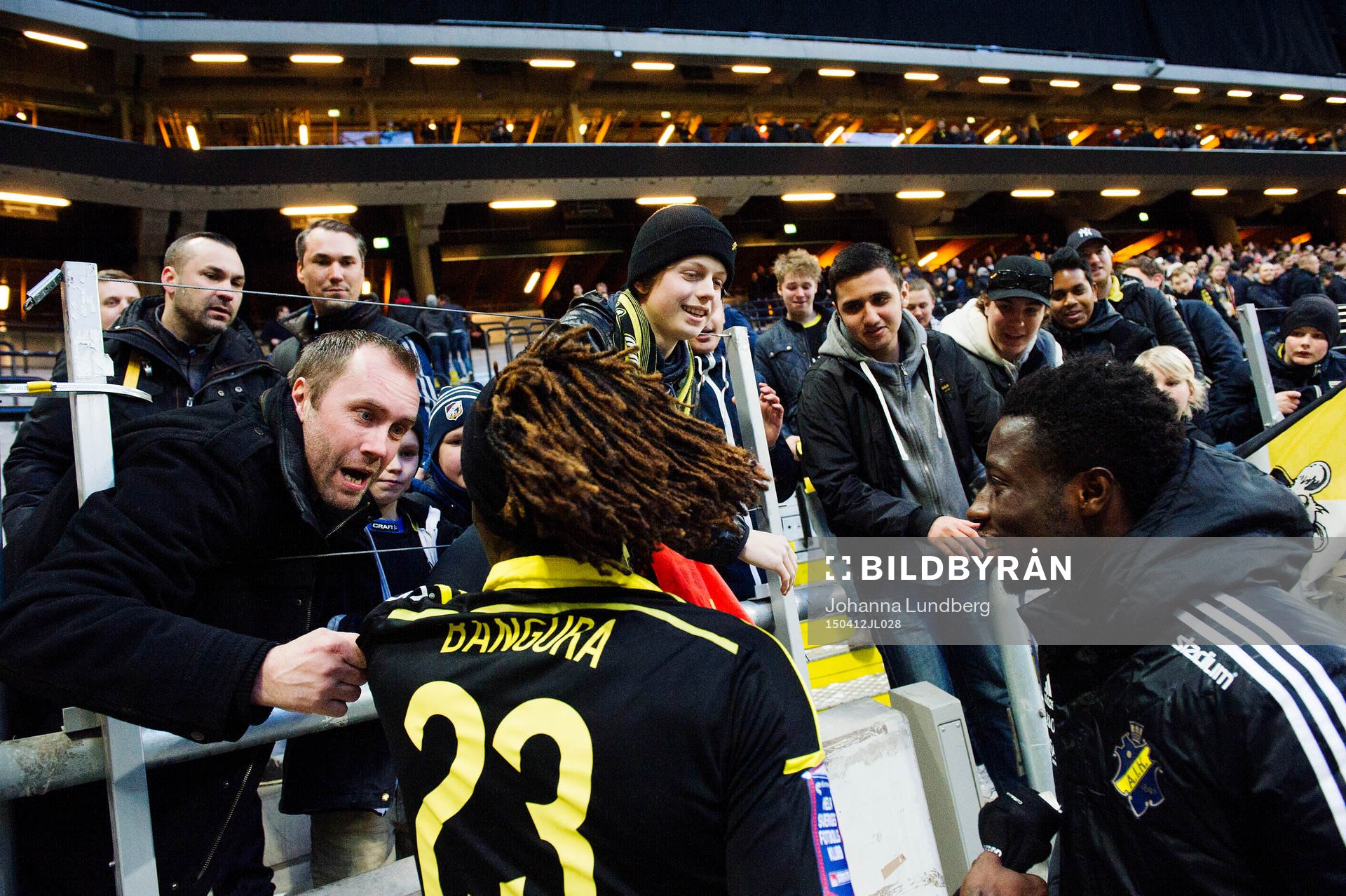 s supportrar jublar med Mohamed Bangura och Ebenezer Ofori