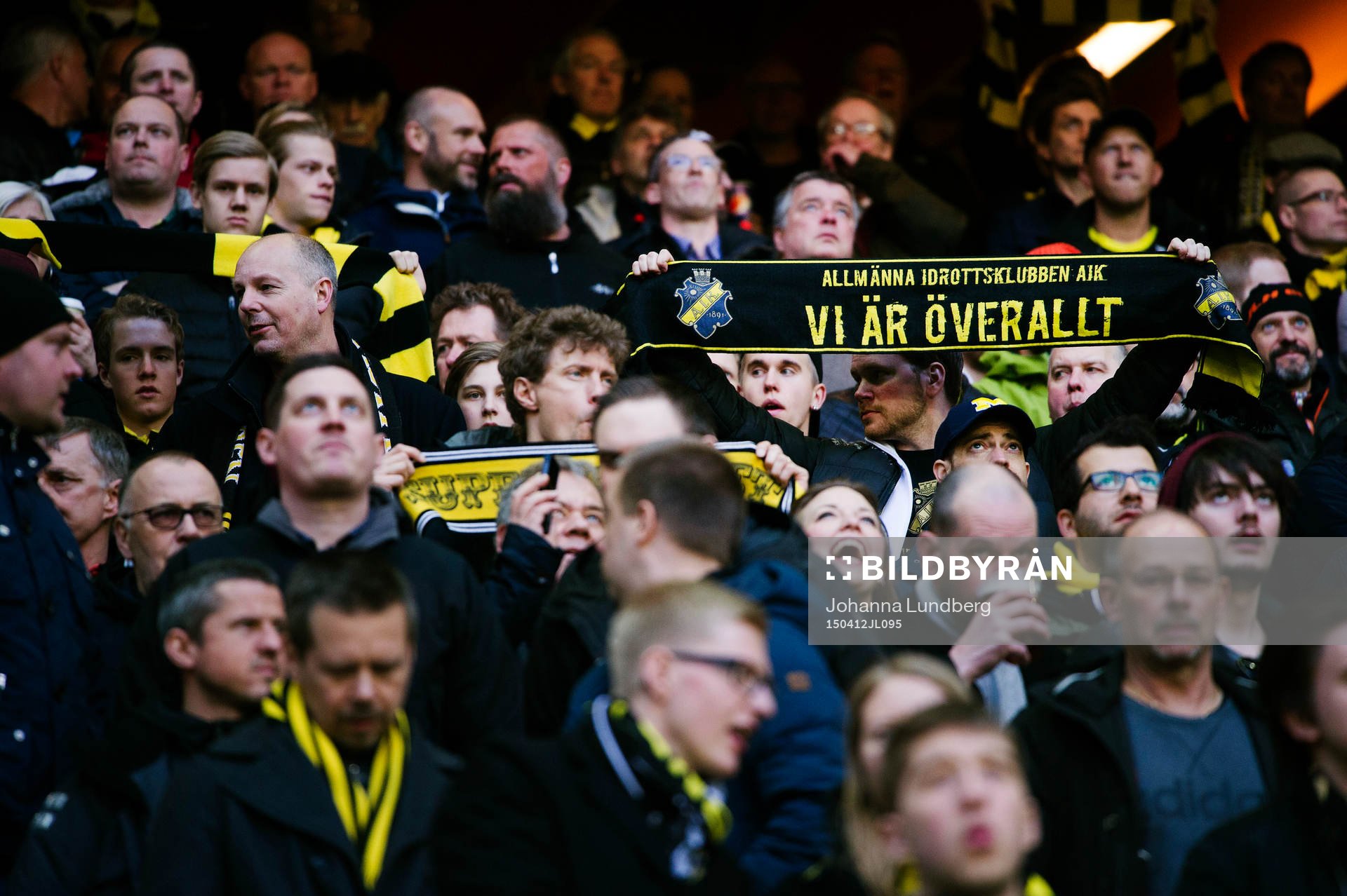 En supporter håller upp en halsduk