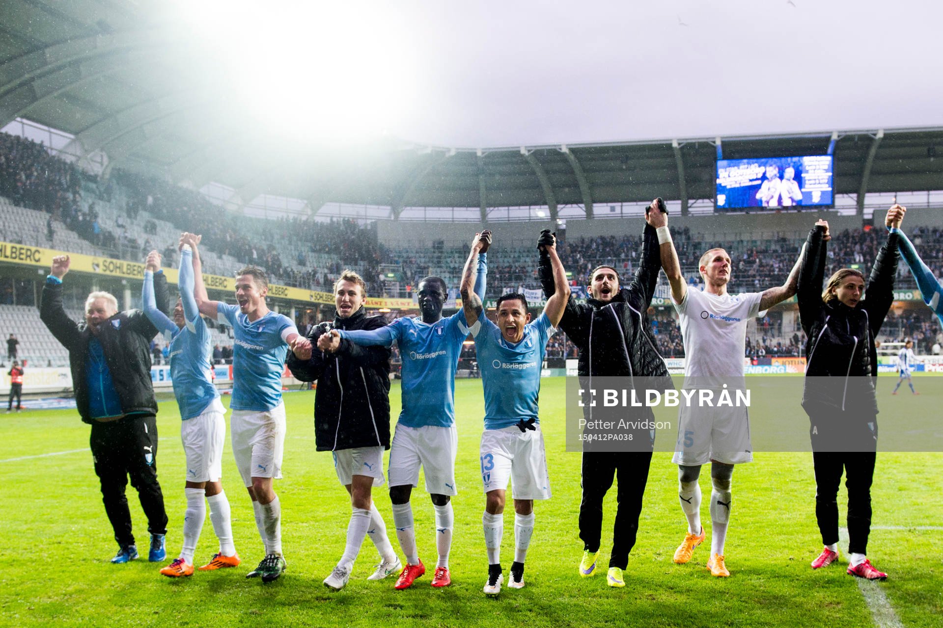 Malmö FFs spelare med Victor Yoshimar Yotun Flores (m) jublar efter fotbollsmatchen i Allsvenskan mellan IFK Göteborg och Malmö FF den 12 april 2015 i Göteborg.
