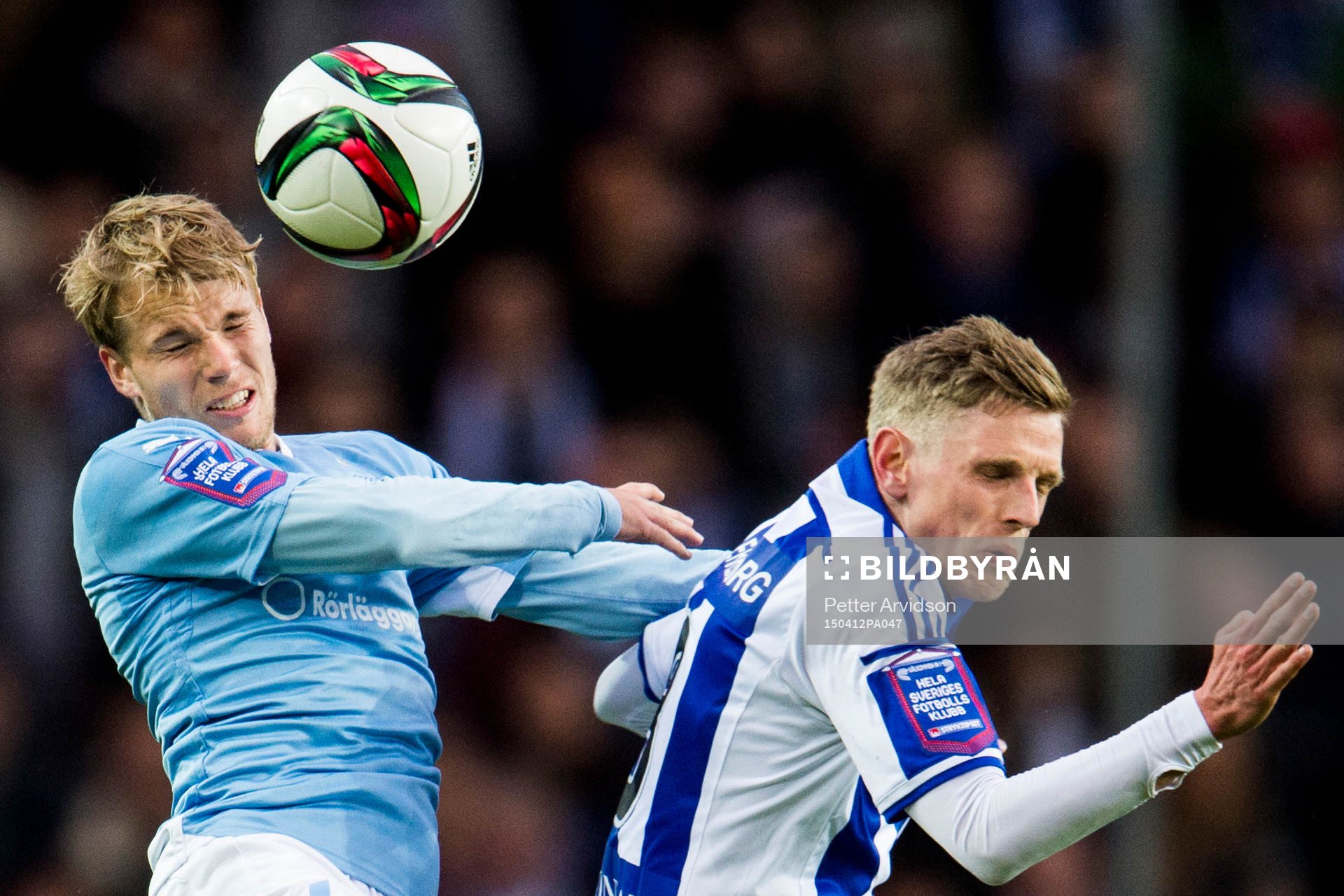 Malmö FFs Oscar Lewicki i nickduell med IFK Göteborgs Sören Rieks under fotbollsmatchen i Allsvenskan mellan IFK Göteborg och Malmö FF den 12 april 2015 i Göteborg.