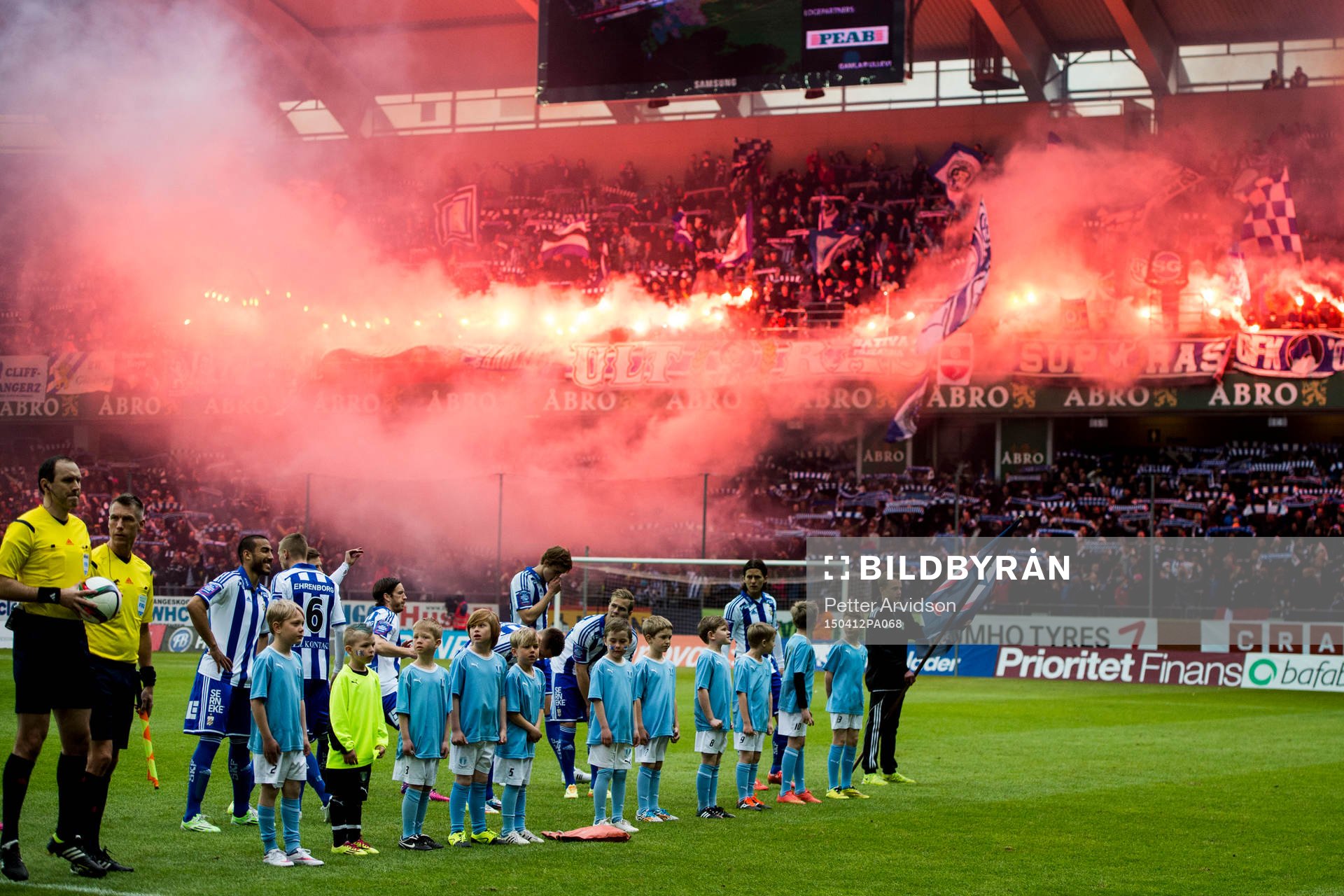 IFK Göteborgs supportrar bränner bengaler