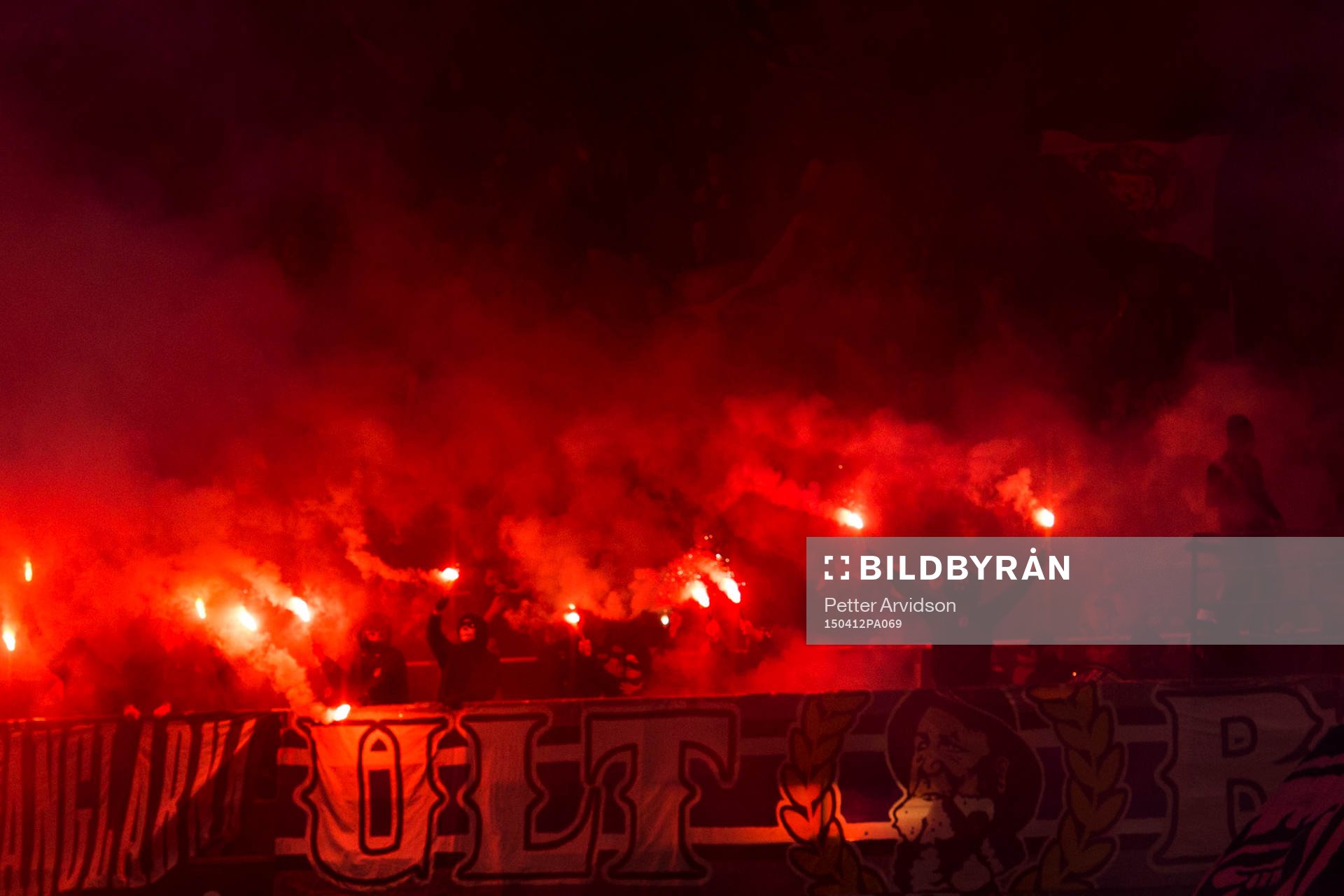 IFK Göteborgs supportrar bränner bengaler
