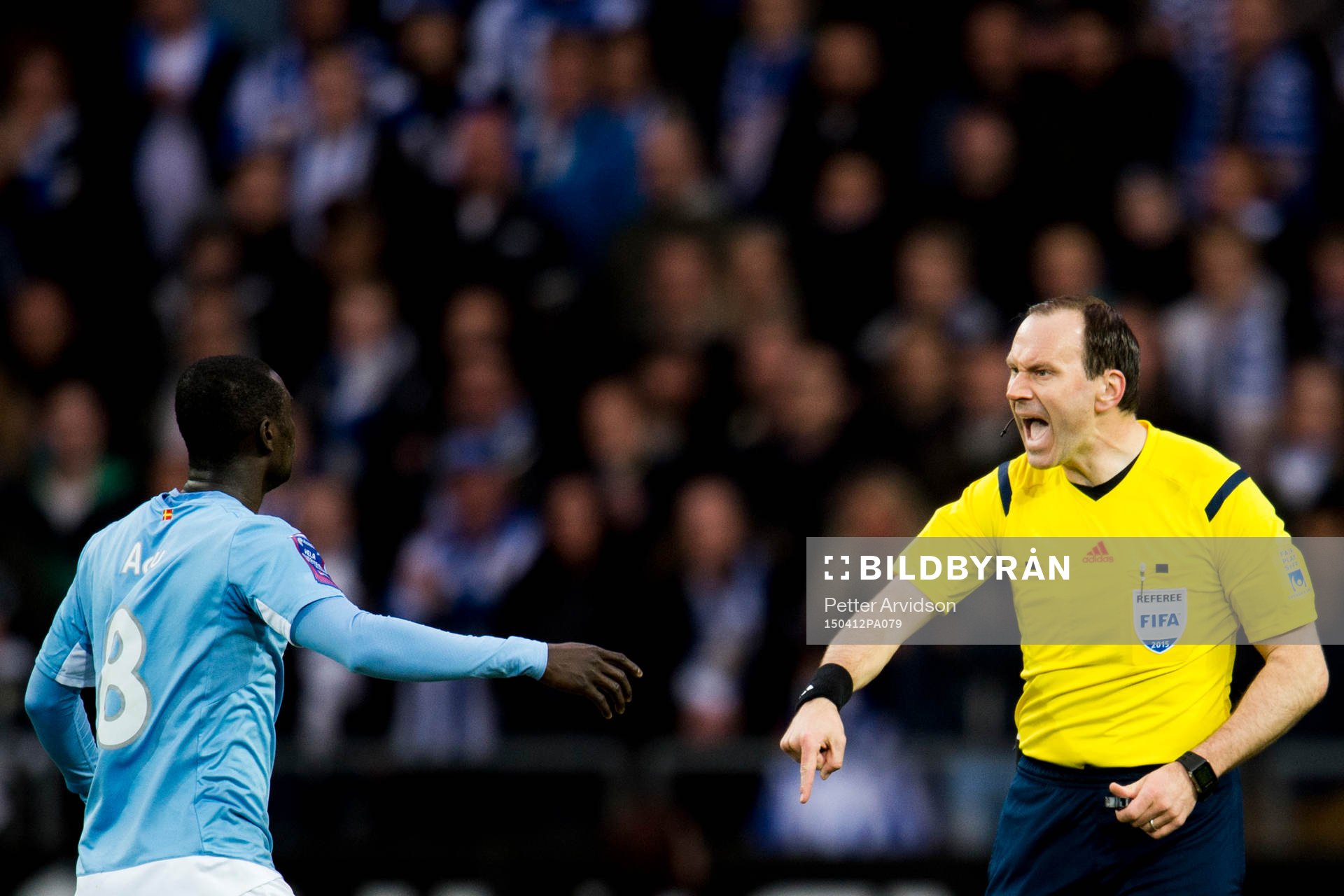 Domare Jonas Eriksson skäller på Malmö FFs Enock Kofi Adu