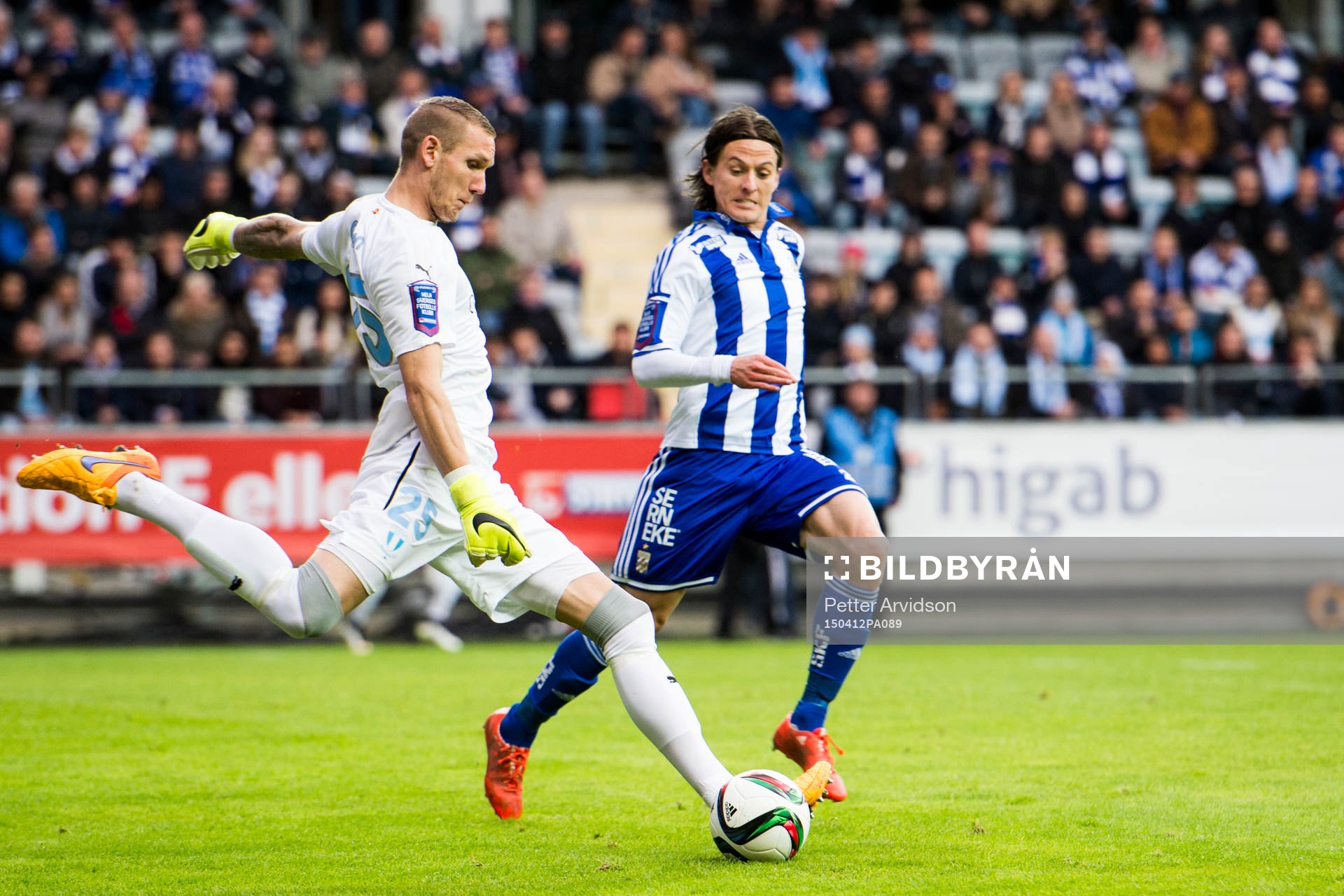 Malmö FFs målvakt Robin Olsen och IFK Göteborgs Lasse Vibe under fotbollsmatchen i Allsvenskan mellan IFK Göteborg och Malmö FF den 12 april 2015 i Göteborg.