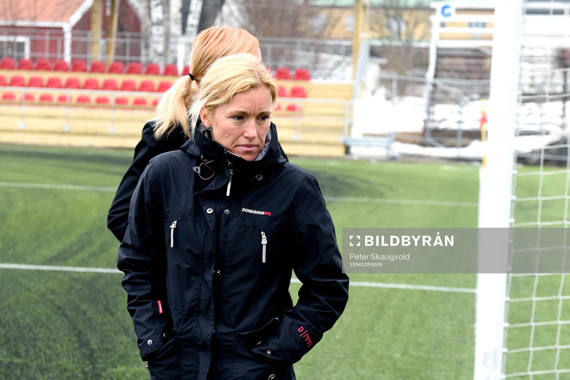 Domare Sara Persson inspekterar planen