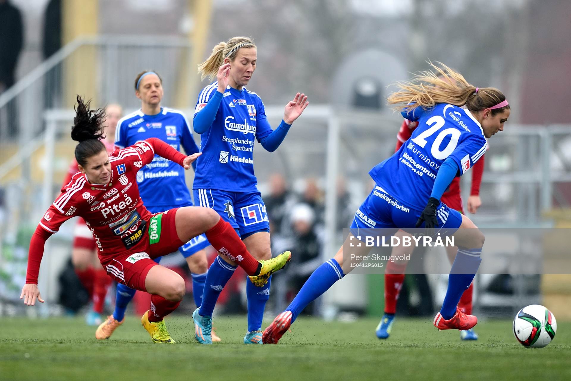 Piteå:s Hanna Pettersson får frispark under fotbollsmatchen i Damallsvenskan mellan Piteå och Vittsjö den 12 april 2015 i Piteå.