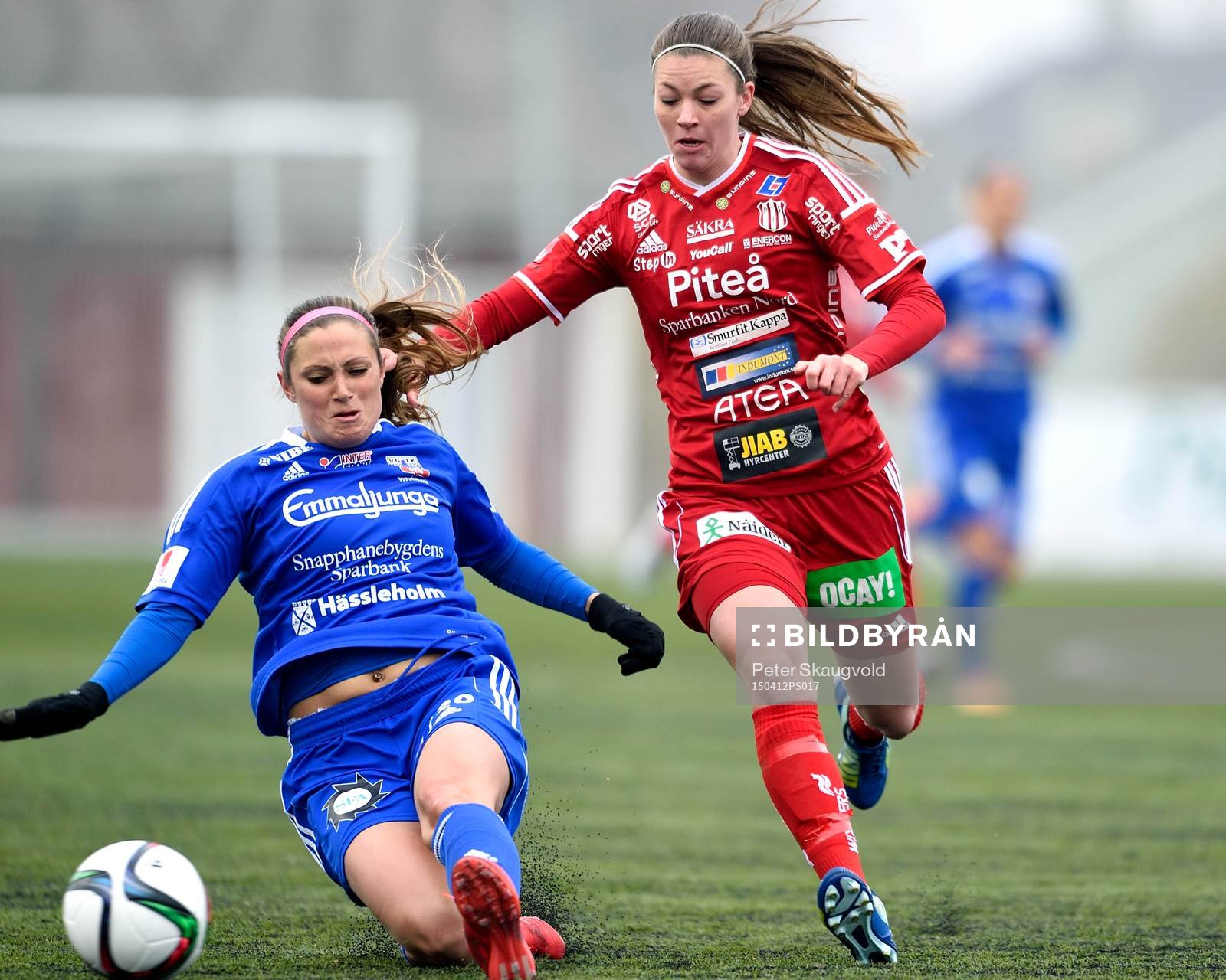 Vittsjö:s Shelina Zadorsky och Piteå:s Pauline Hammarlund under fotbollsmatchen i Damallsvenskan mellan Piteå och Vittsjö den 12 april 2015 i Piteå.