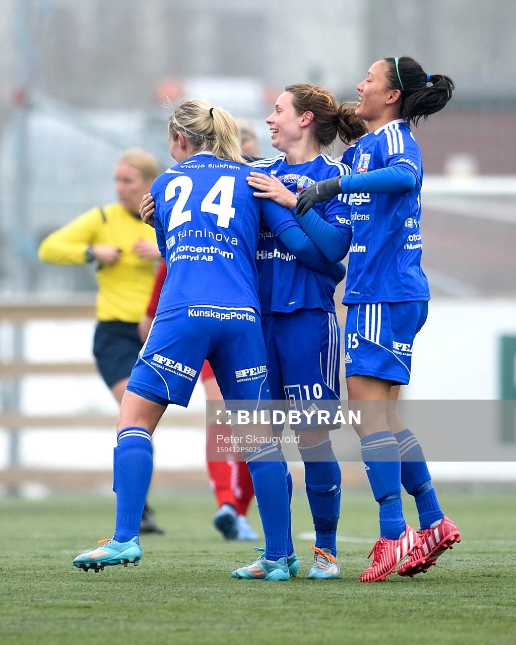 Vittsjö:s Kristy Yallop(v), Johanna Andersson(m) och Michelle Pao jublar efter 1-0 målet under fotbollsmatchen i Damallsvenskan mellan Piteå och Vittsjö den 12 april 2015 i Piteå.
