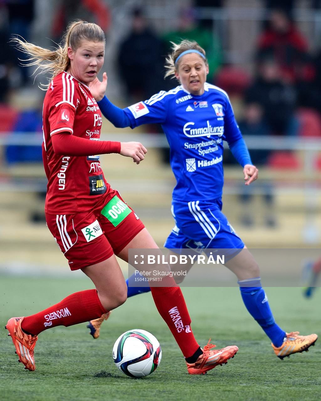 s Nina Jakobsson med bollen