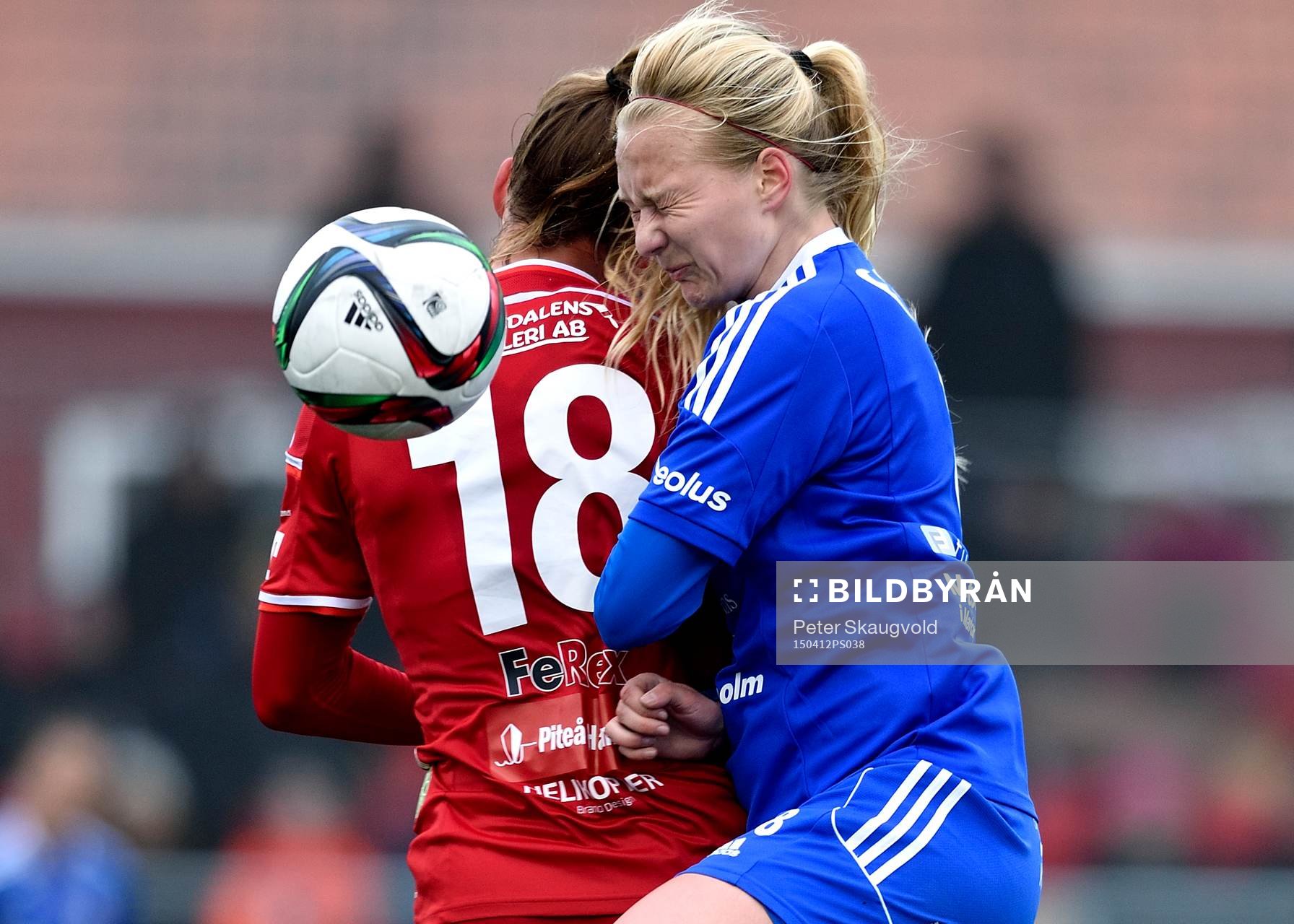 Piteå:s Nina Jakobsson och Vittsjö:s Alexandra Benediktsson nickar ihop under fotbollsmatchen i Damallsvenskan mellan Piteå och Vittsjö den 12 april 2015 i Piteå.