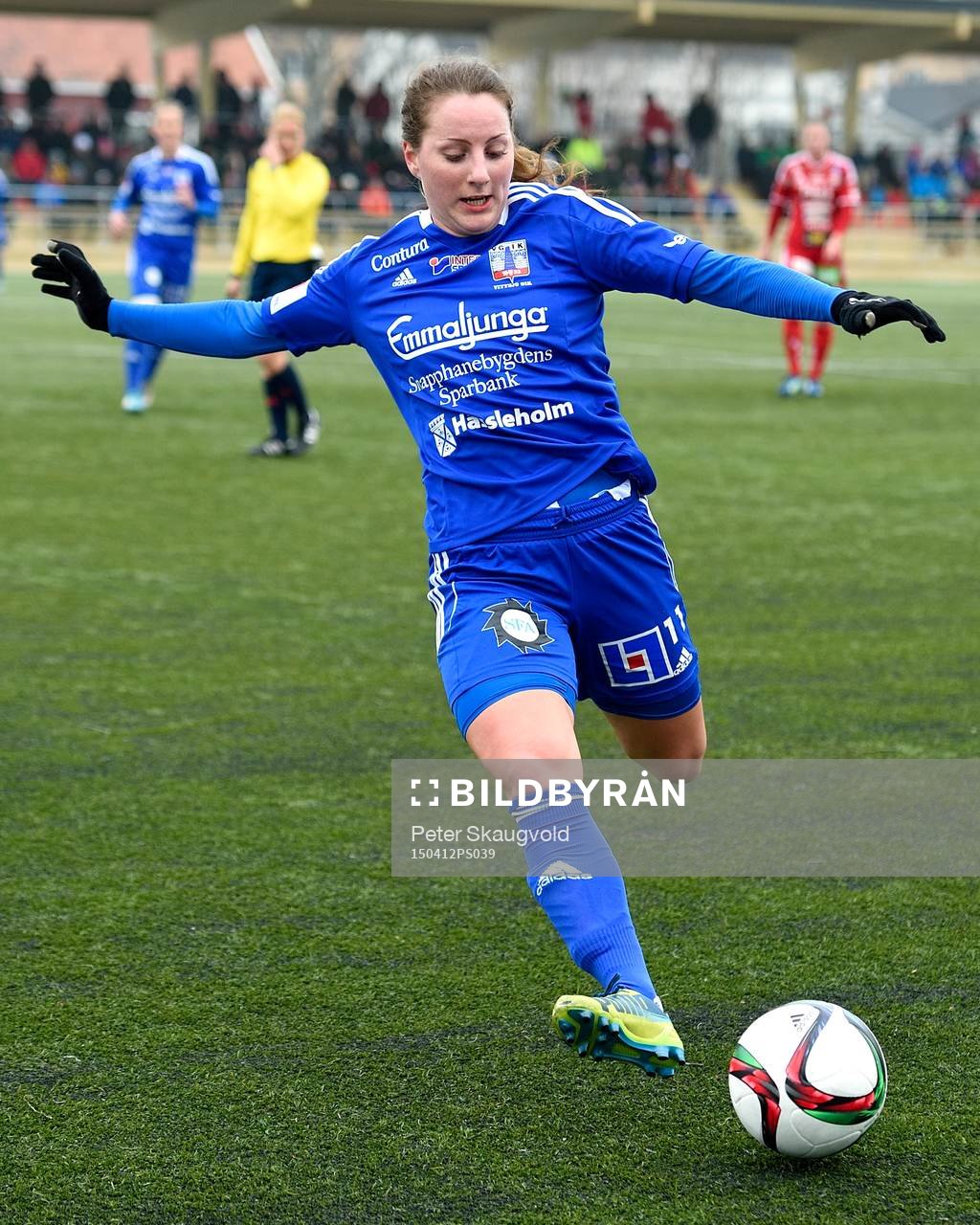 Vittsjö:s Antonia Göransson med bollen under fotbollsmatchen i Damallsvenskan mellan Piteå och Vittsjö den 12 april 2015 i Piteå.
