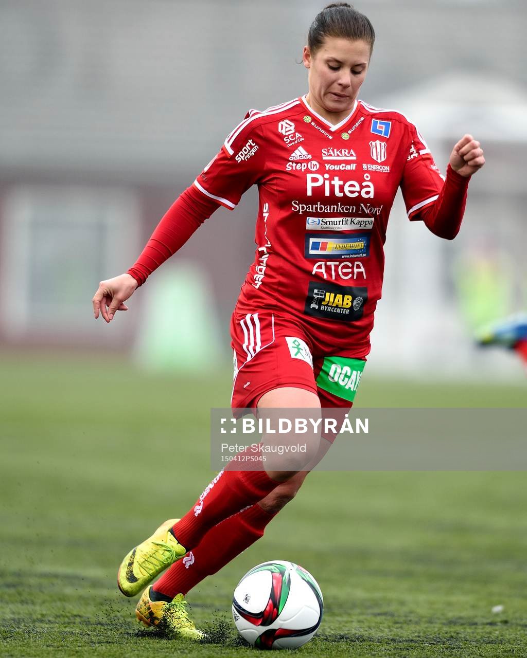 s Hanna Pettersson med bollen