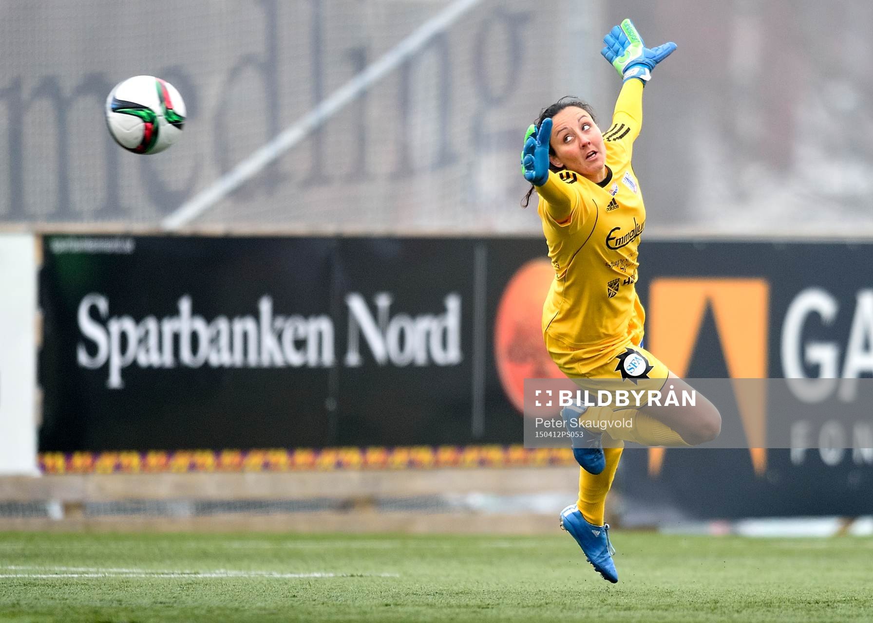 s målvakt Cecilie Breil Kramer med blicken på bollen