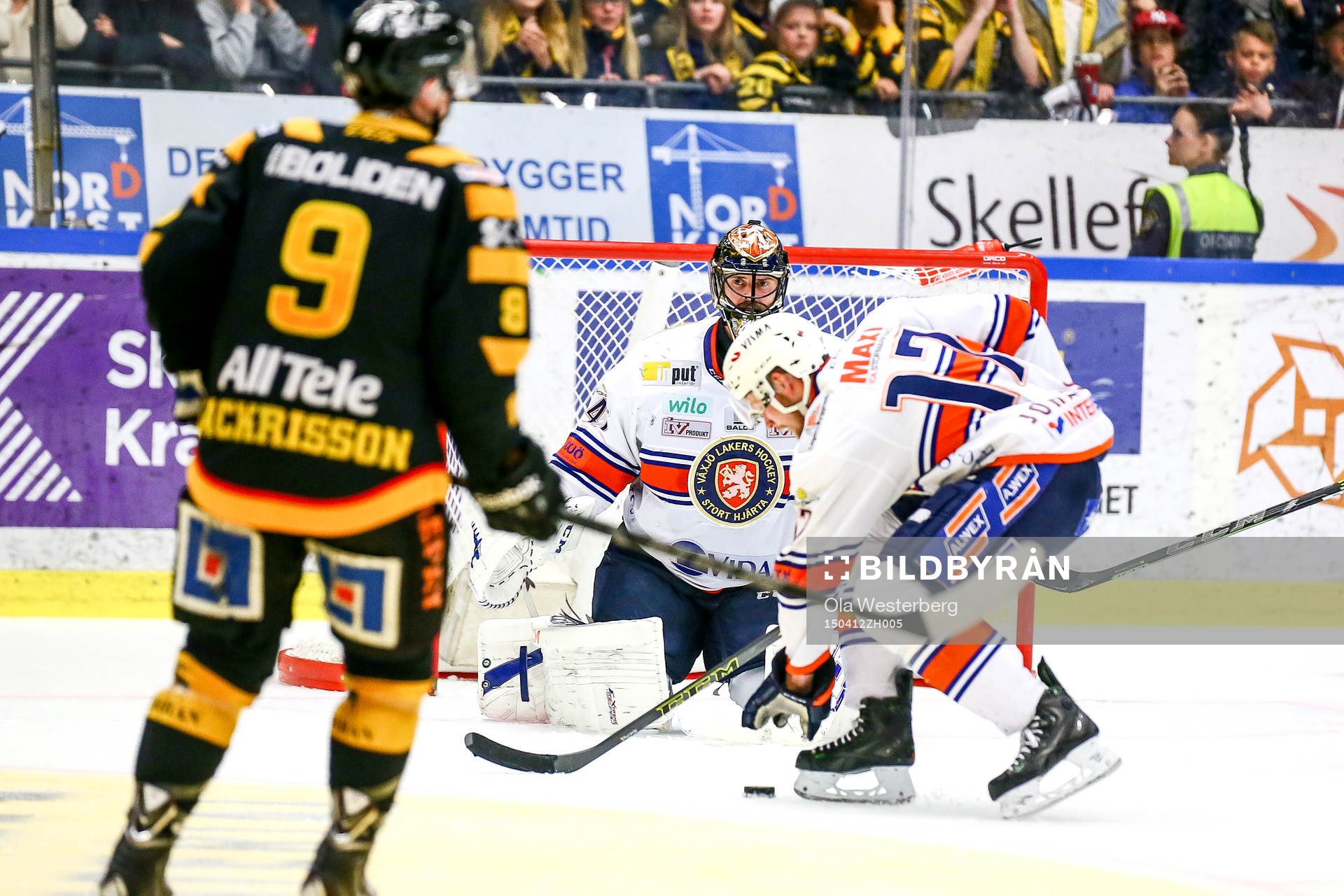 Växjös Alexander Johansson tar pucken