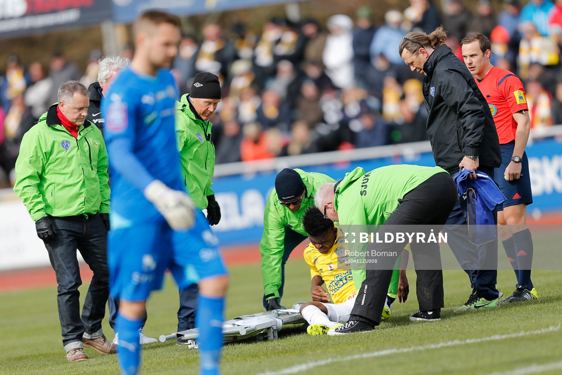 Falkenbergs Godsway Donyoh skadas under fotbollsmatchen i Allsvenskan mellan Falkenberg och Örebro den 12 April 2015 i Falkenberg.