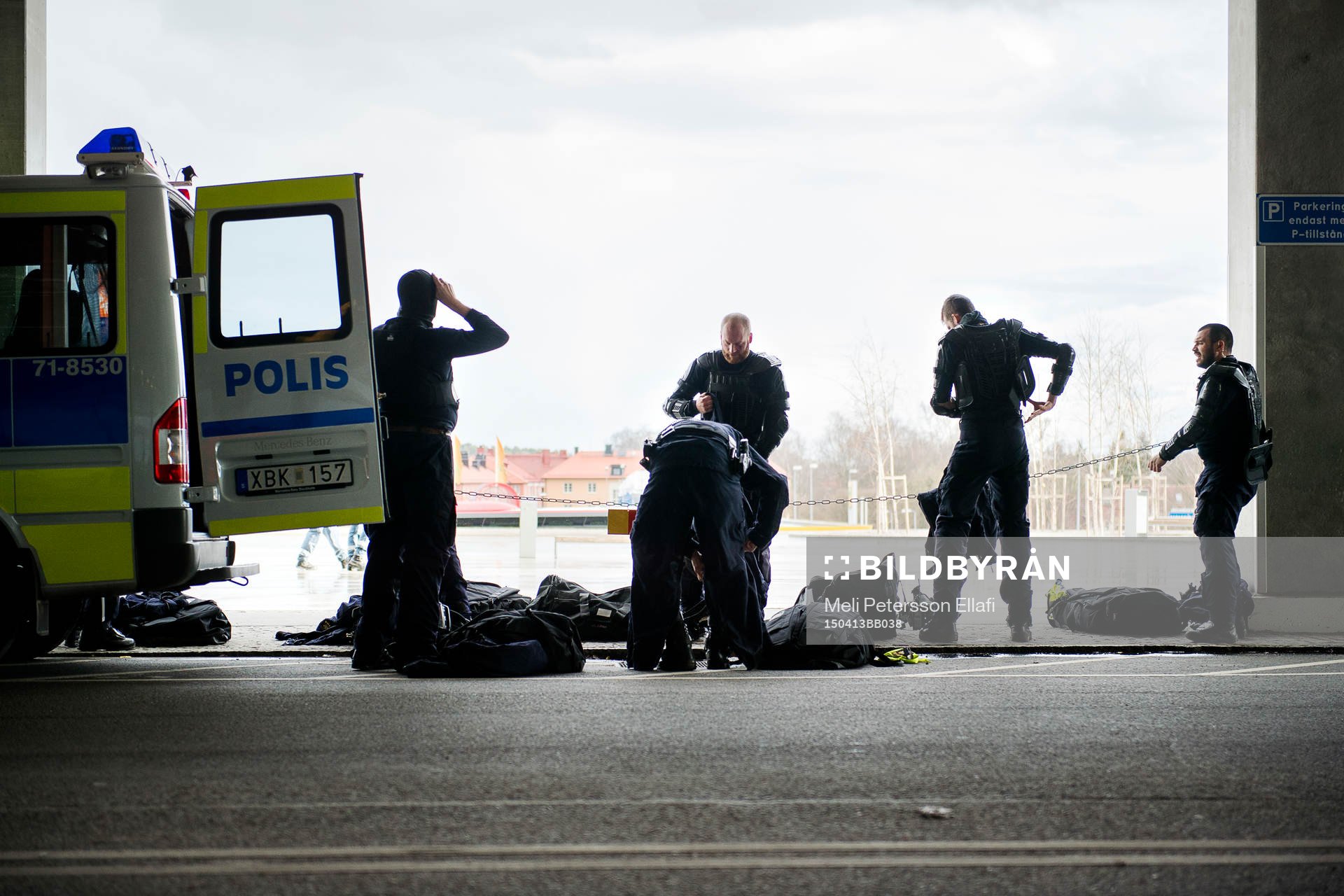 Polisen förbereder sig