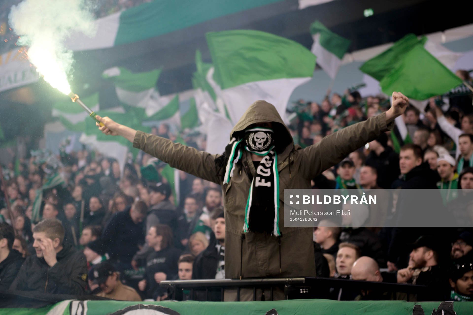 En Hammarby supporter med en bengal i handen