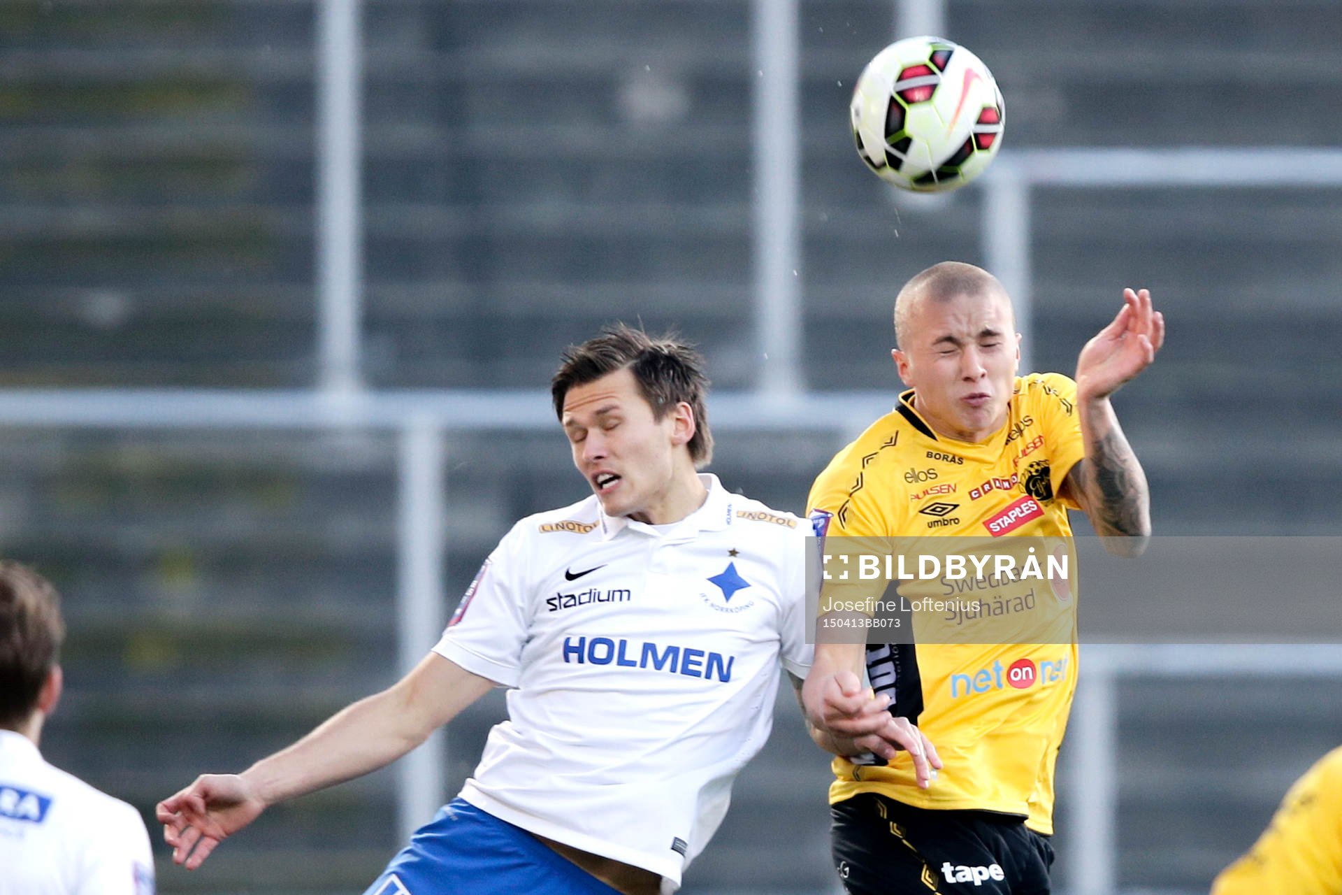 Norrköpings Arnor Ingvi Traustason och Elfsborgs Sebastian Holmén under fotbollsmatchen i Allsvenskan mellan Norrköping och Elfsborg den 13 april 2015 i Norrköping.