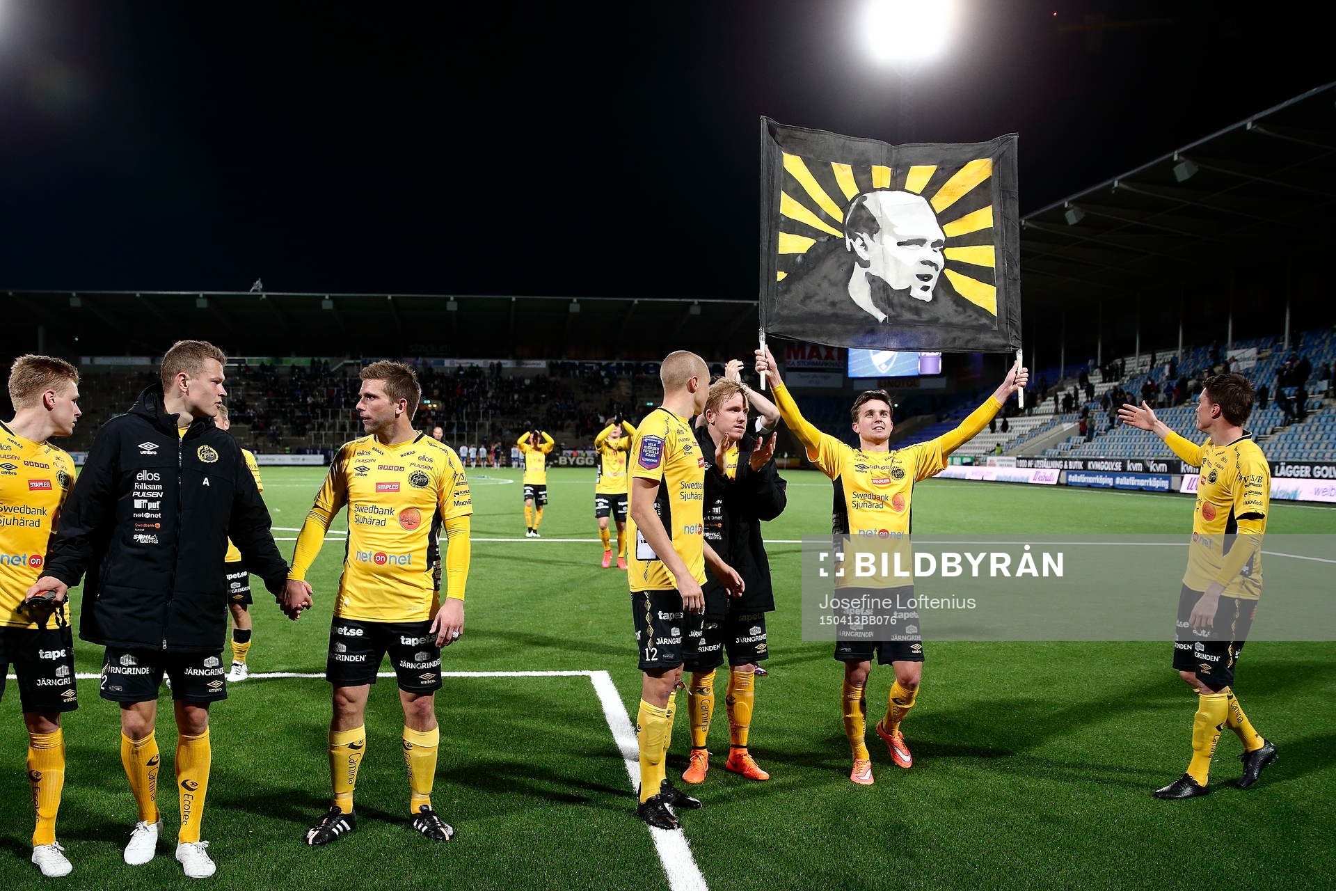 Elfsborgs spelare jublar och håller upp en flagga med Klas Ingesson på under fotbollsmatchen i Allsvenskan mellan Norrköping och Elfsborg den 13 april 2015 i Norrköping.