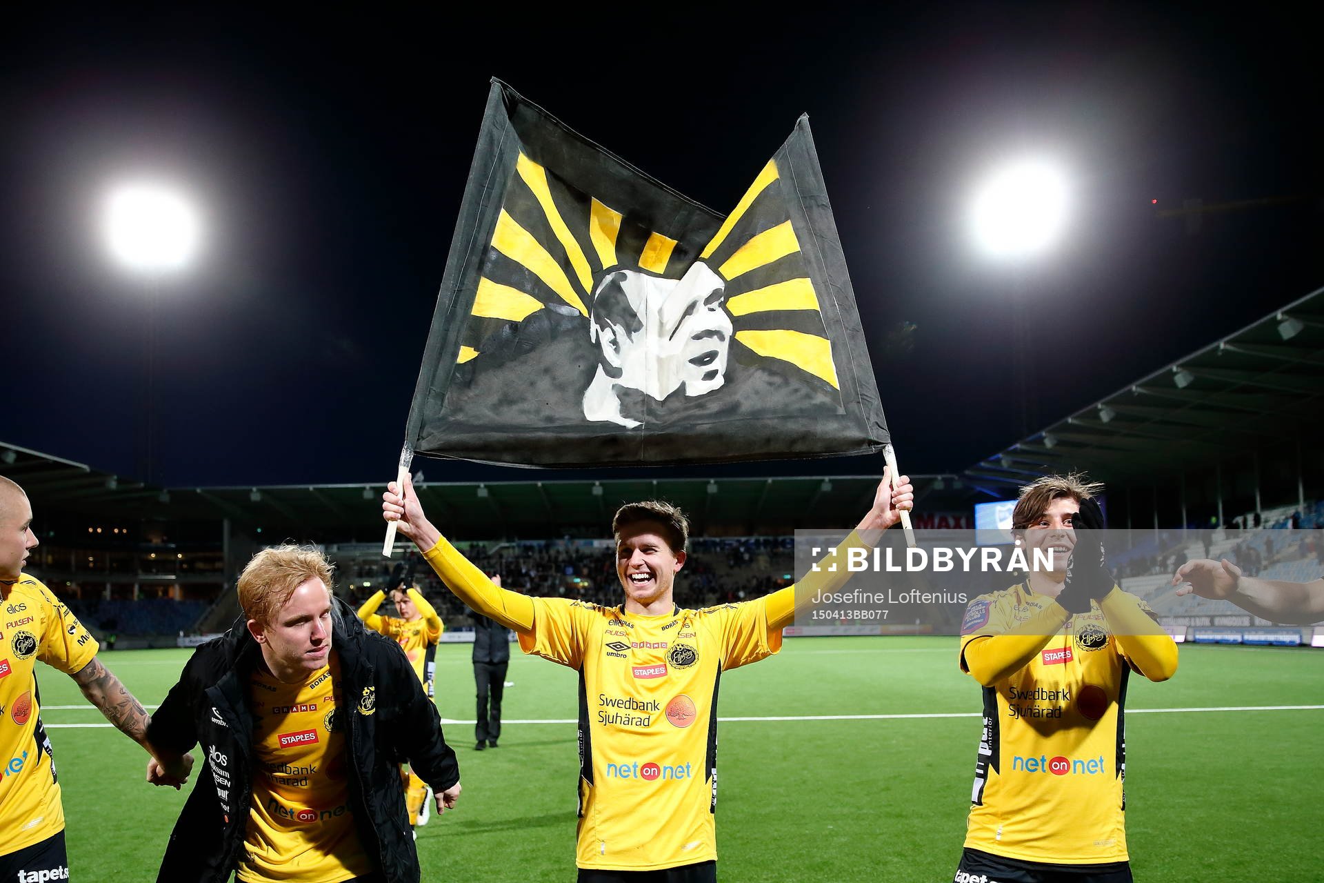 Elfsborgs Adam Lundqvist med Arber Zeneli till höger jublar efter matchen och håller upp en flagga med Klas Ingesson på efter fotbollsmatchen i Allsvenskan mellan Norrköping och Elfsborg den 13 april 2015 i Norrköping.