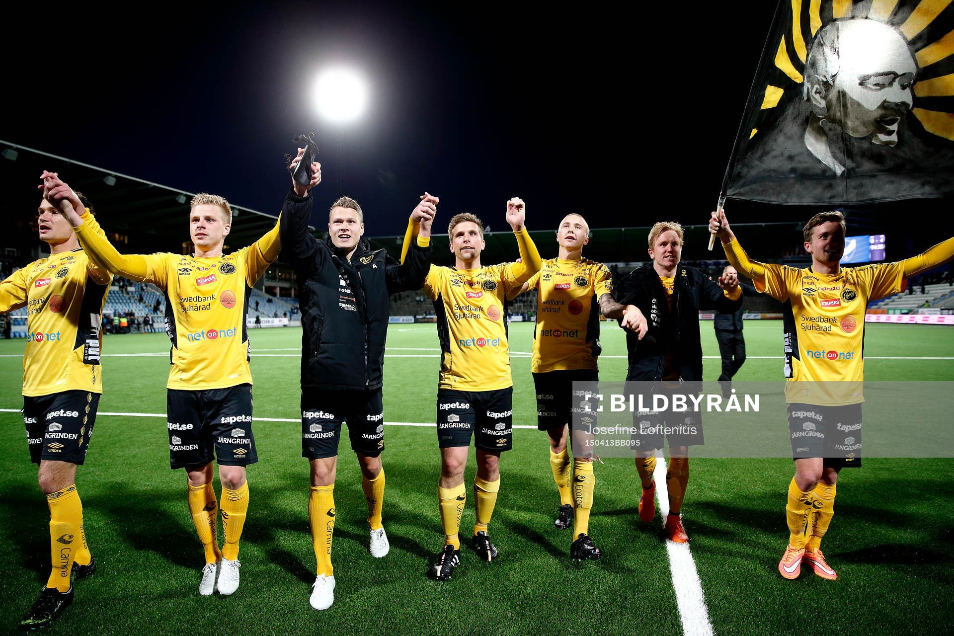 Elfsborgs spelare jublar med flagga på Klas Ingesson efter fotbollsmatchen i Allsvenskan mellan Norrköping och Elfsborg den 13 april 2015 i Norrköping.