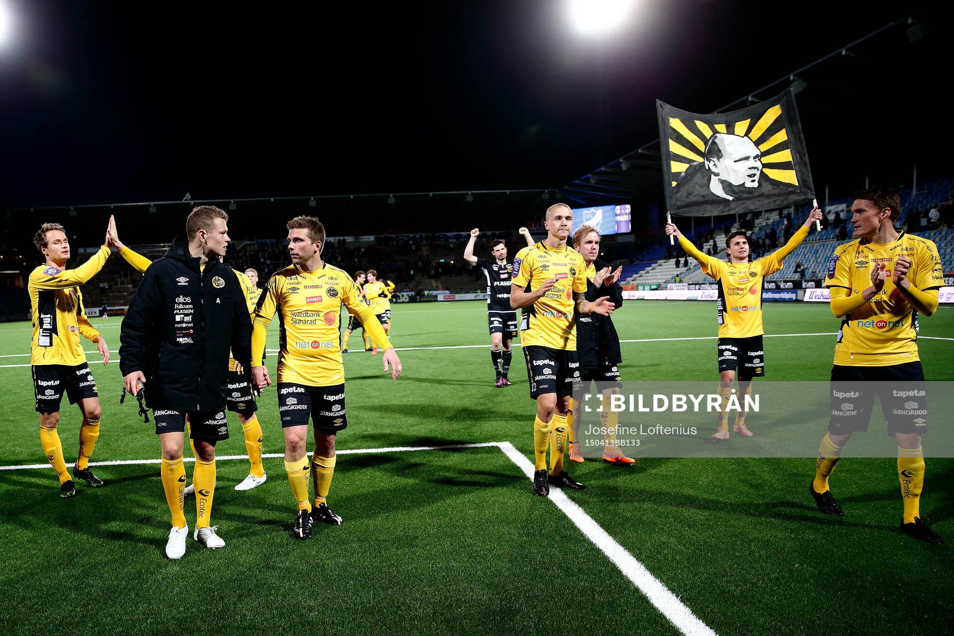 Elfsborgs spelare jublar med flagga på Klas Ingesson