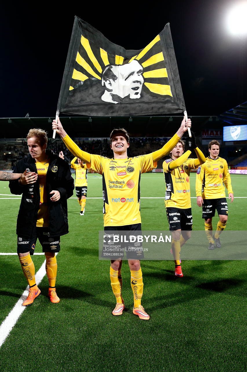 Elfsborgs Adam Lundqvist jublar med flagga på Klas Ingesson under fotbollsmatchen i Allsvenskan mellan Norrköping och Elfsborg den 13 april 2015 i Norrköping.