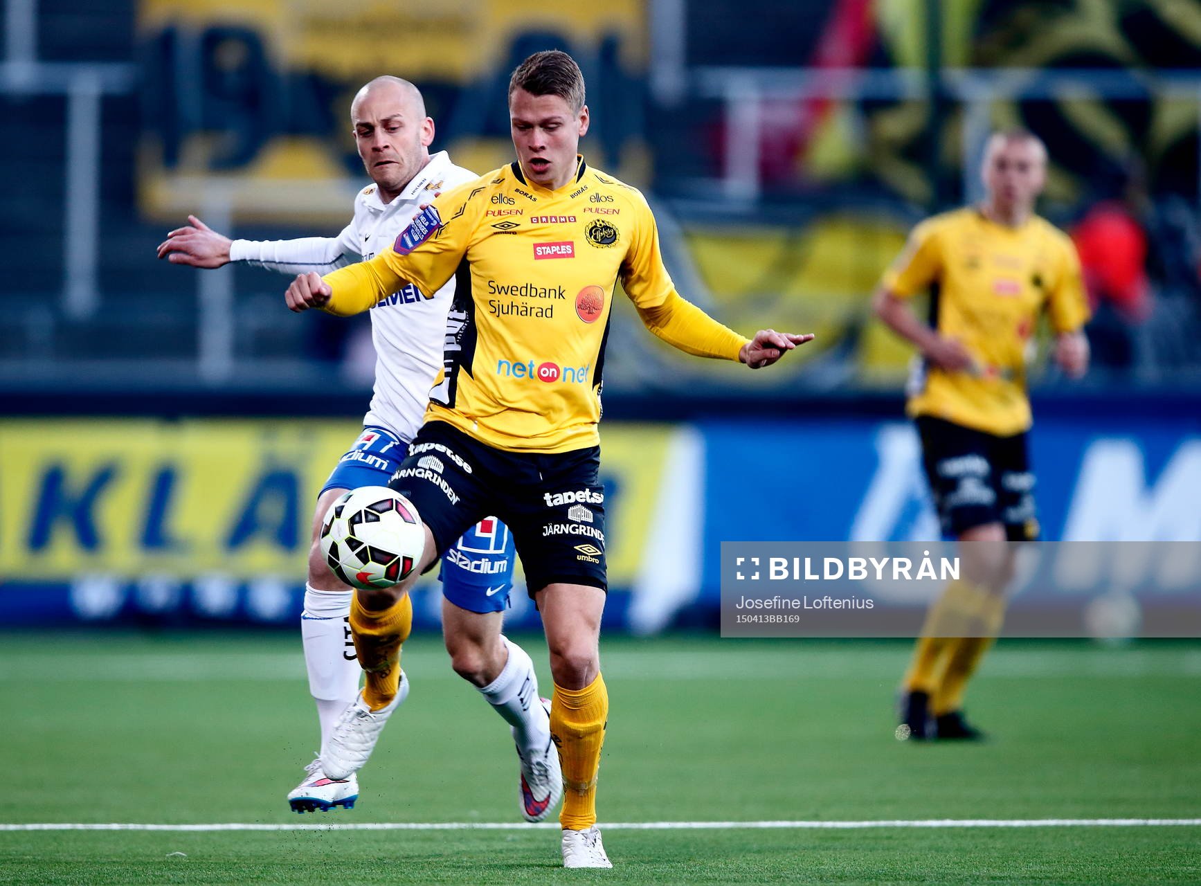 Elfsborgs Viktor Claesson och Norrköpings Daniel Sjölund under fotbollsmatchen i Allsvenskan mellan Norrköping och Elfsborg den 13 april 2015 i Norrköping.
