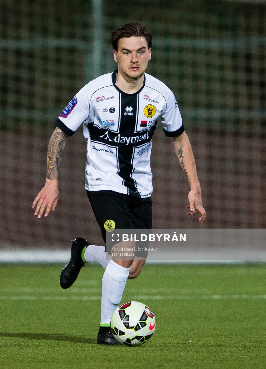 Frej Täbys Pontus Silfwer med bollen