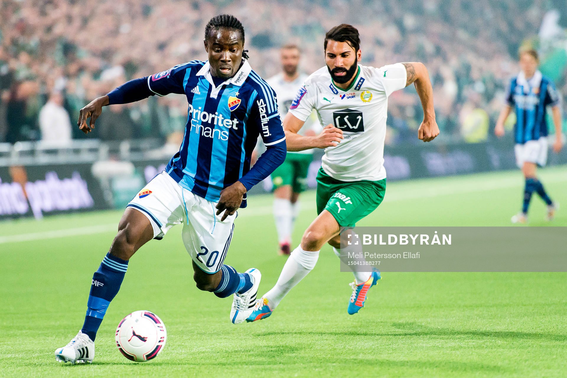 Djurgårdens Sam Johnson och Hammarbys Stefan Batan i en närkamp under fotbollsmatchen i Allsvenskan mellan Hammarby och Djurgården den 13 april 2015 i Stockholm.