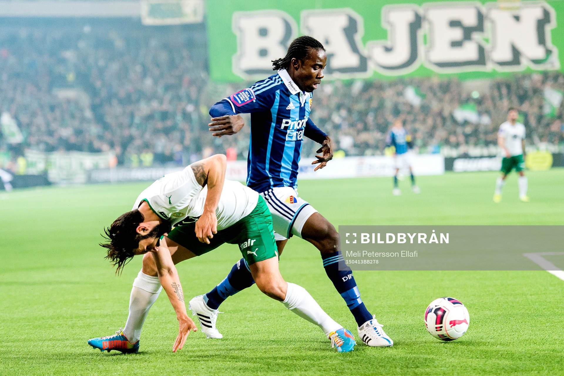 Djurgårdens Sam Johnson och Hammarbys Stefan Batan i en närkamp under fotbollsmatchen i Allsvenskan mellan Hammarby och Djurgården den 13 april 2015 i Stockholm.
