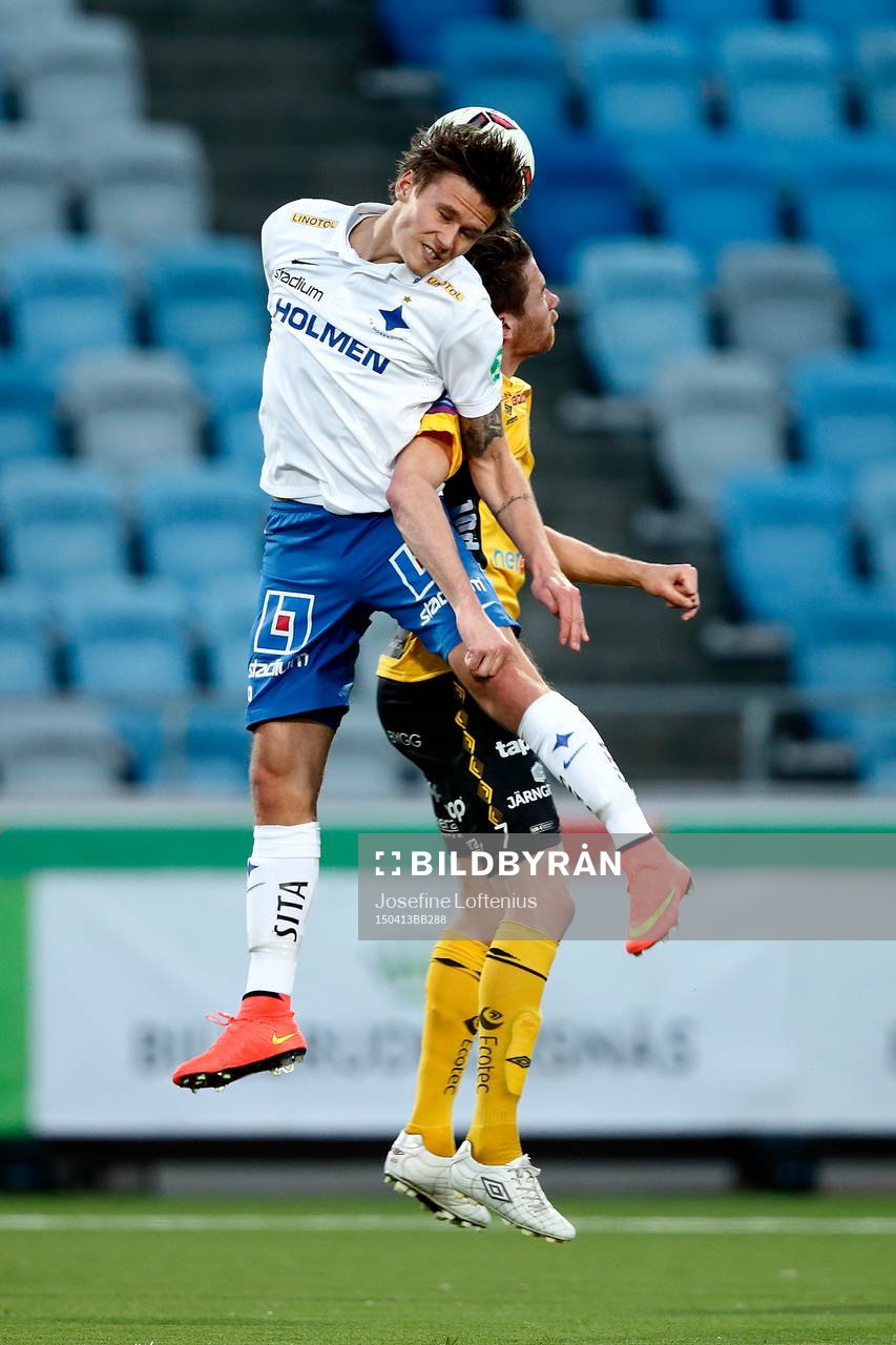 Norrköpings Arnór Ingvi Traustason och Elfsborgs Marcus Rohdén i nickduell under fotbollsmatchen i Allsvenskan mellan Norrköping och Elfsborg den 13 april 2015 i Norrköping.