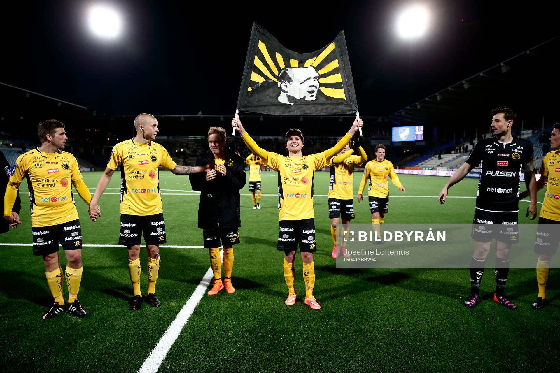Elfsborgs Adam Lundqvist jublar och håller upp en flagga med Klas Ingesson på efter fotbollsmatchen i Allsvenskan mellan Norrköping och Elfsborg den 13 april 2015 i Norrköping.