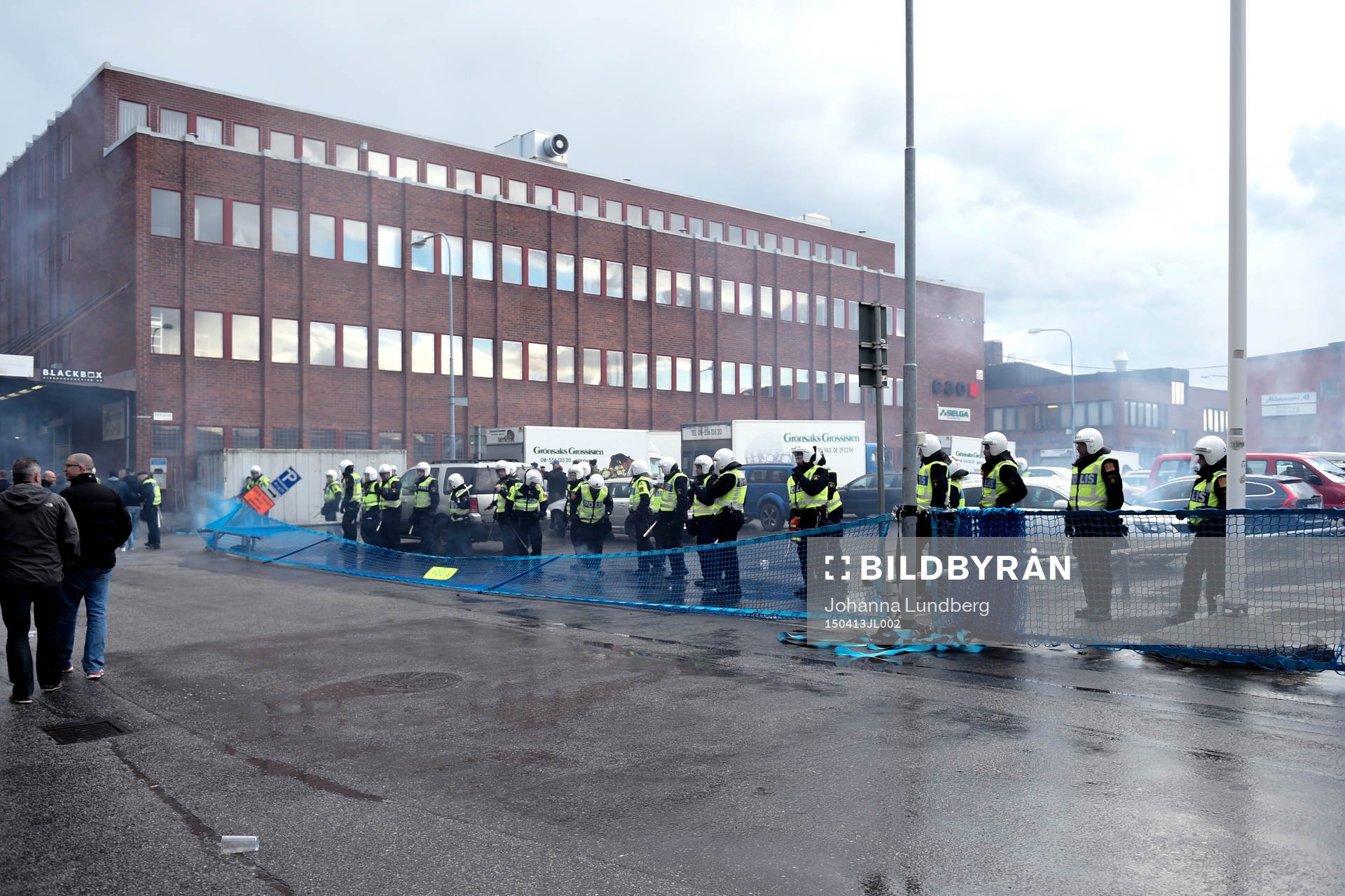 Poliser ställer upp sig för att separera supportrarna på