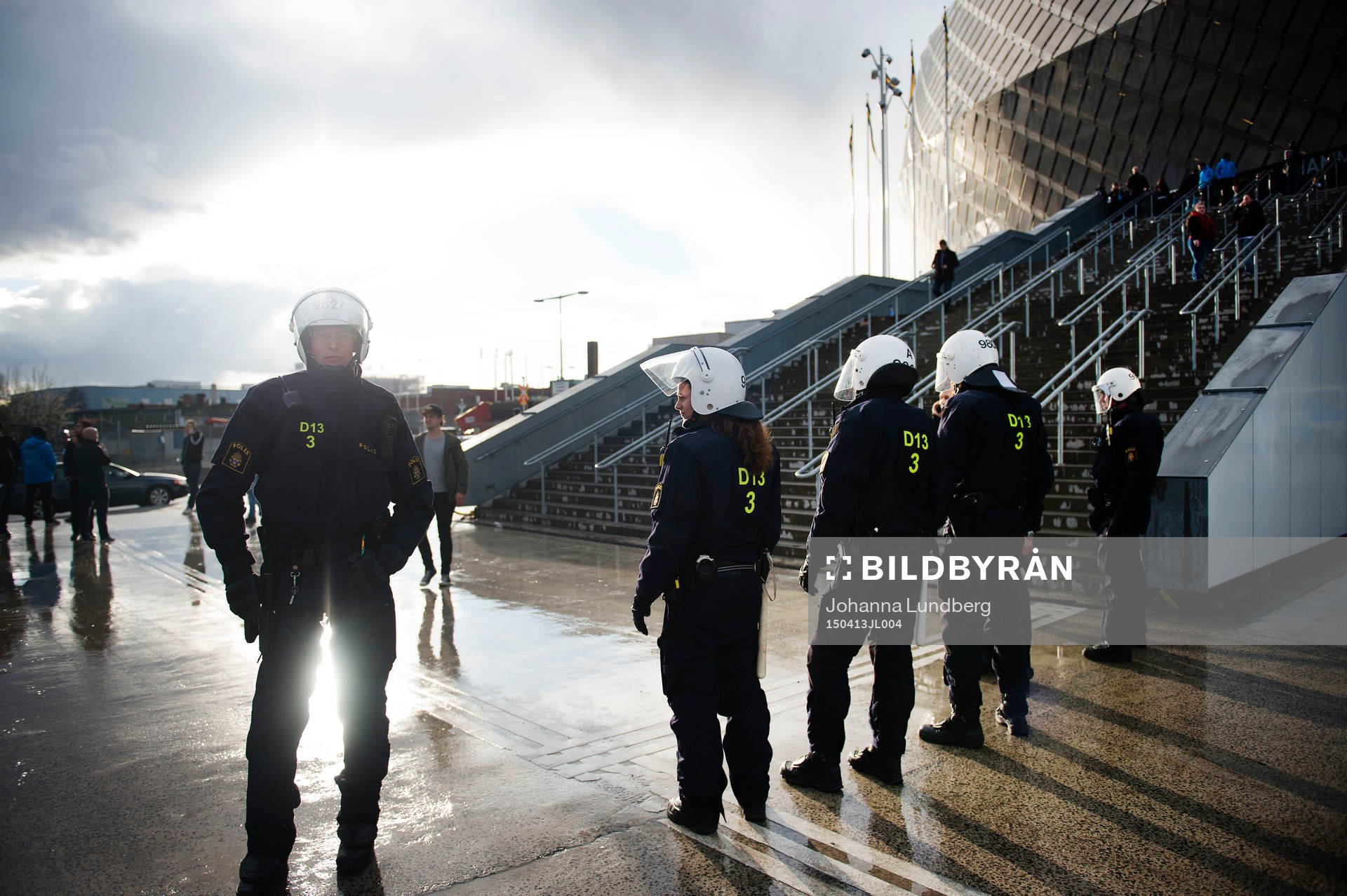 Poliser utanför Tele2 arena