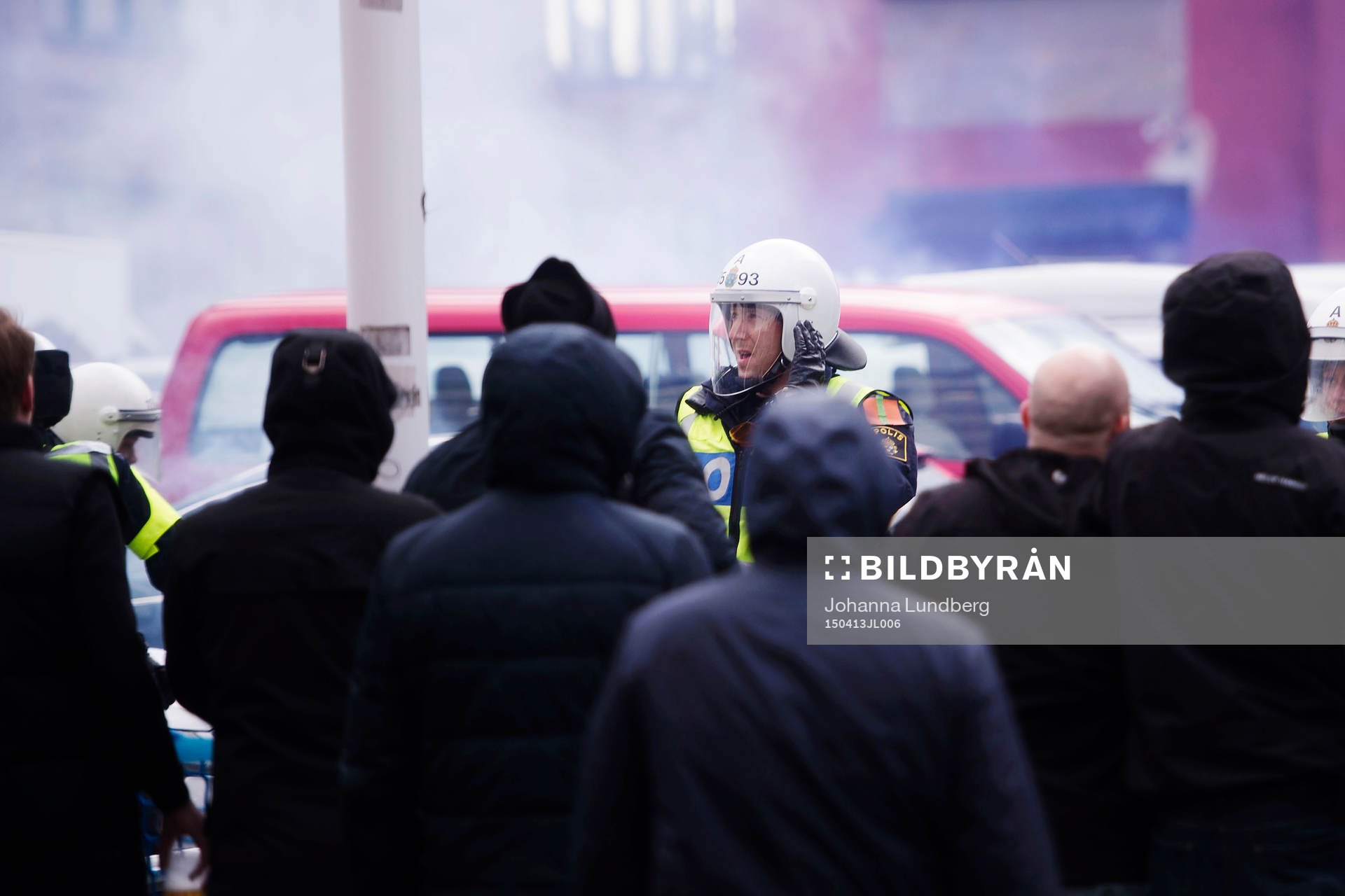 Poliser separerar supportrar